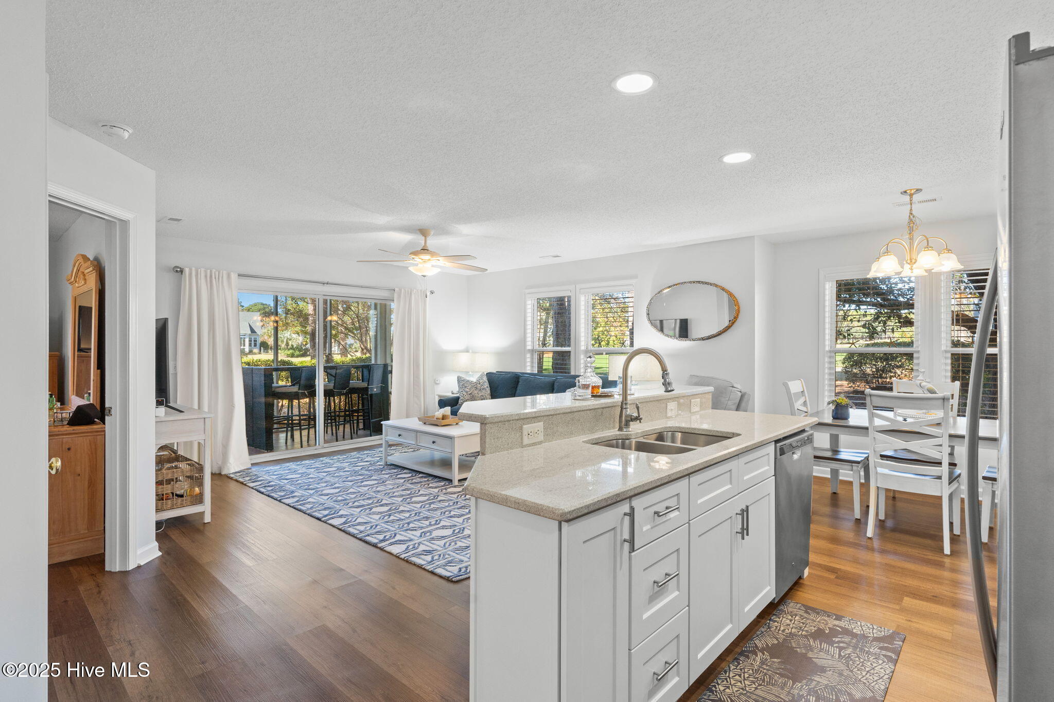 100543125 | Photo 11