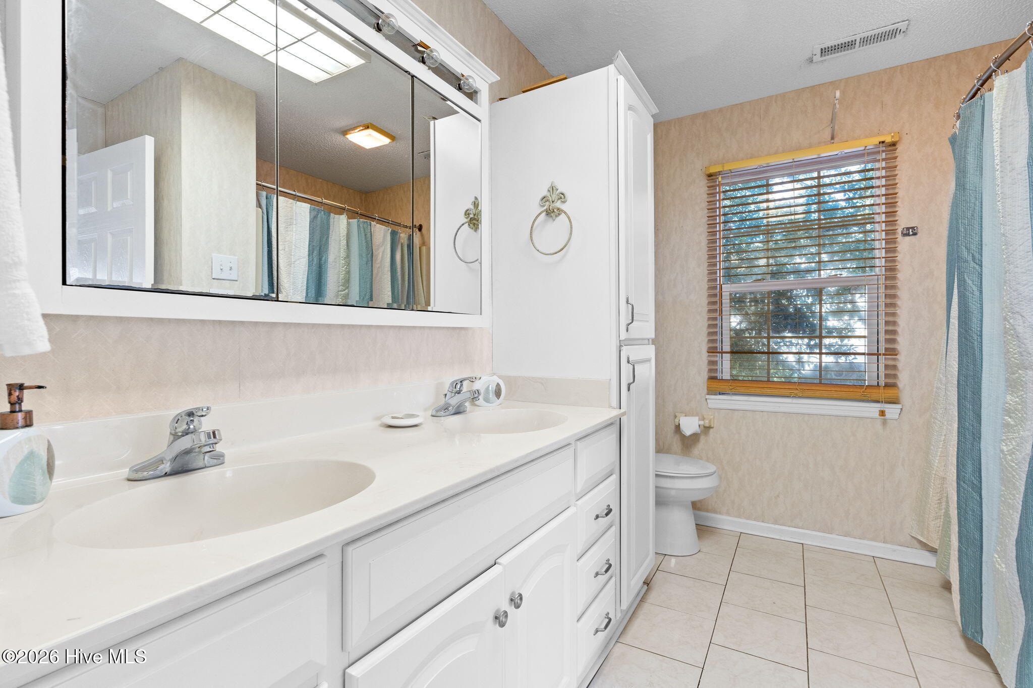 100548074 | Photo 23