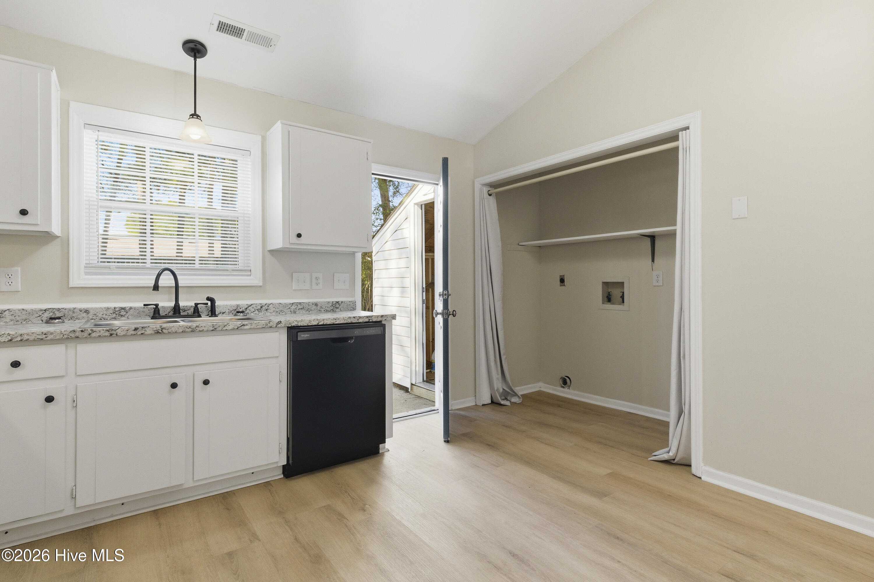 100551101 | Photo 15