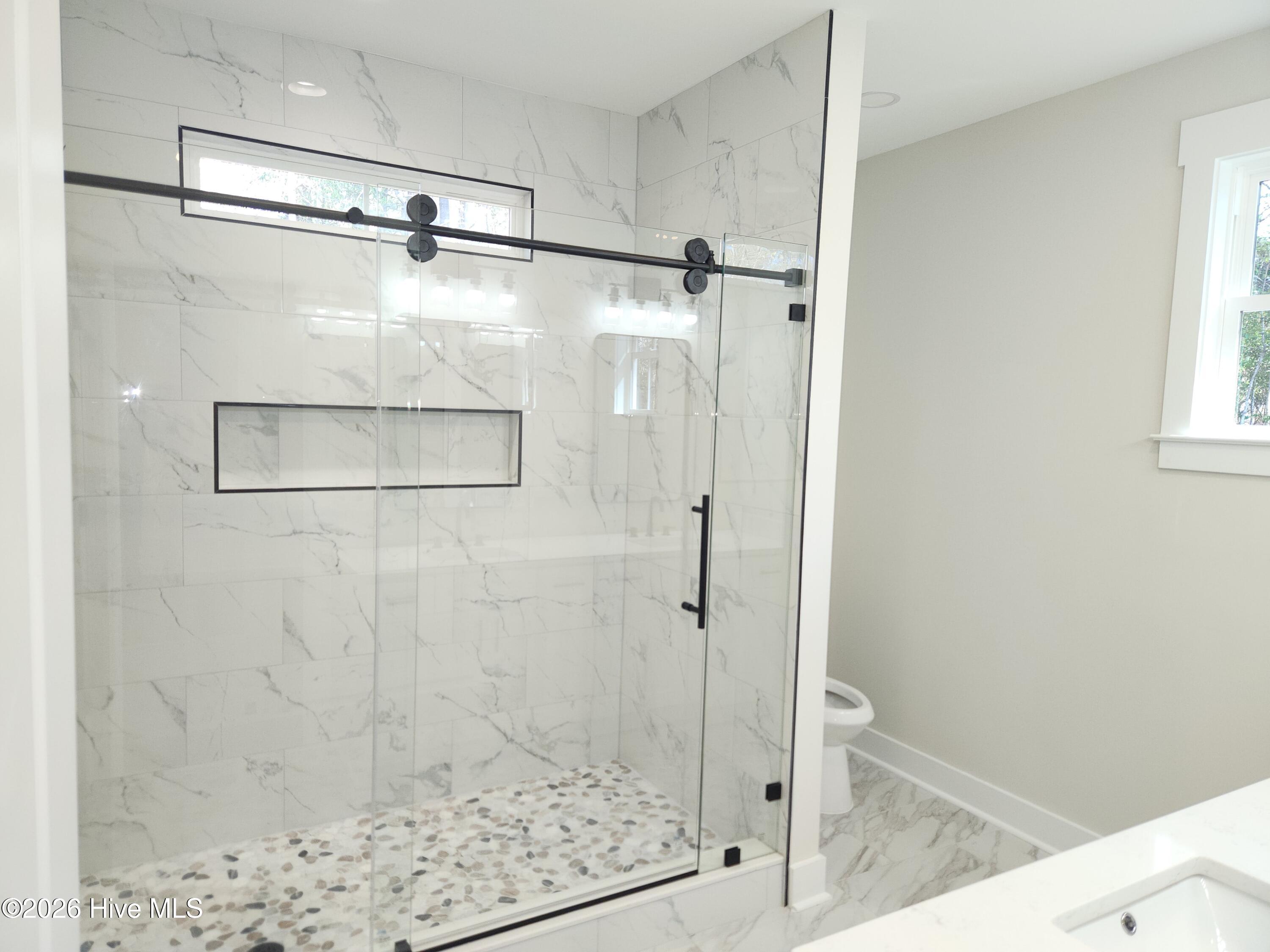 100547826 | Photo 23