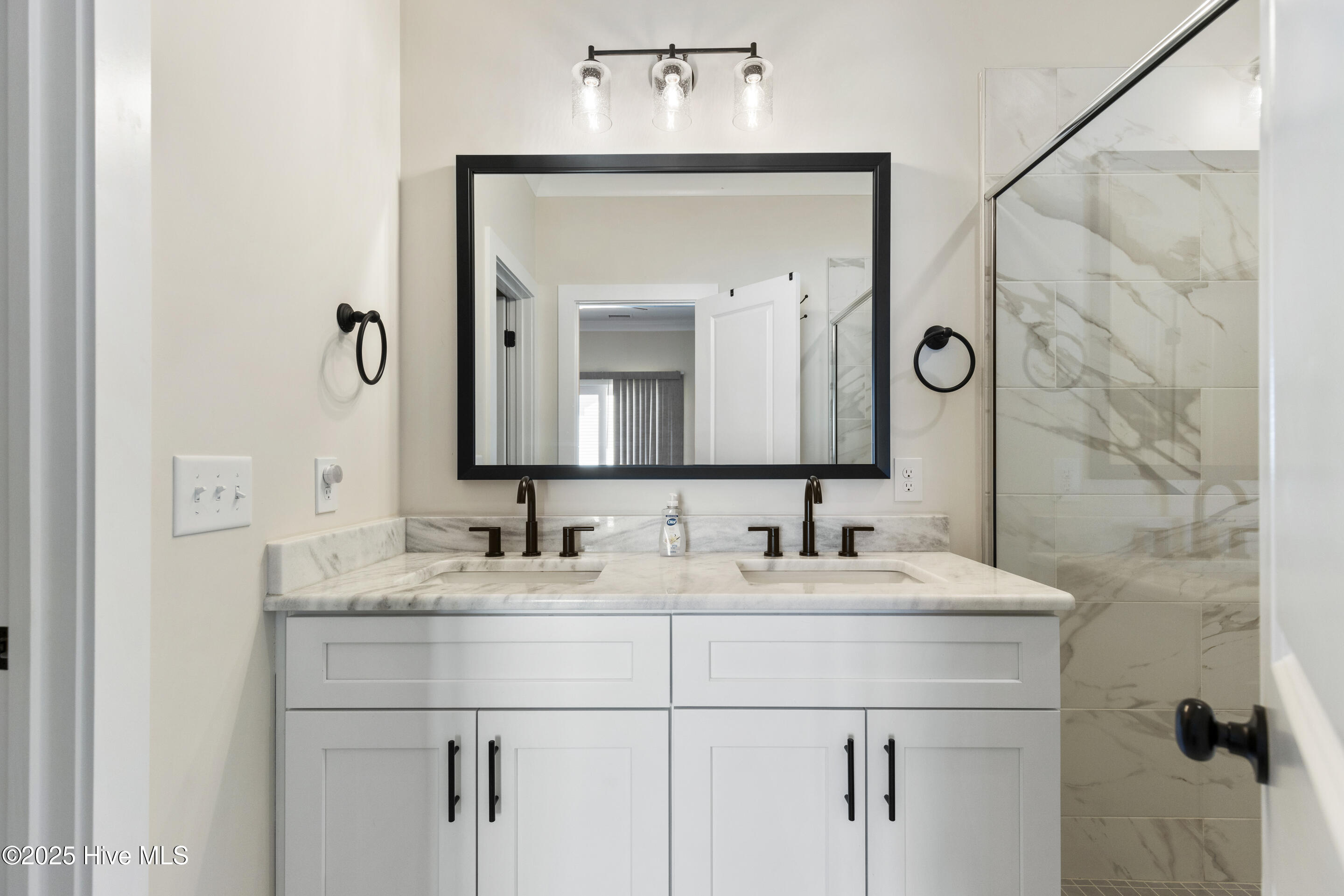 100559926 | Photo 33