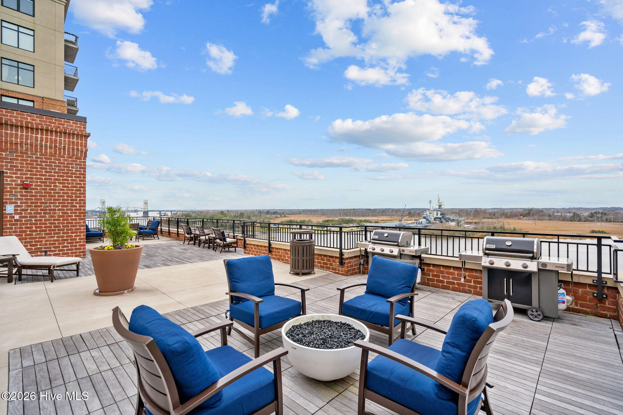 100565283 | Photo 47