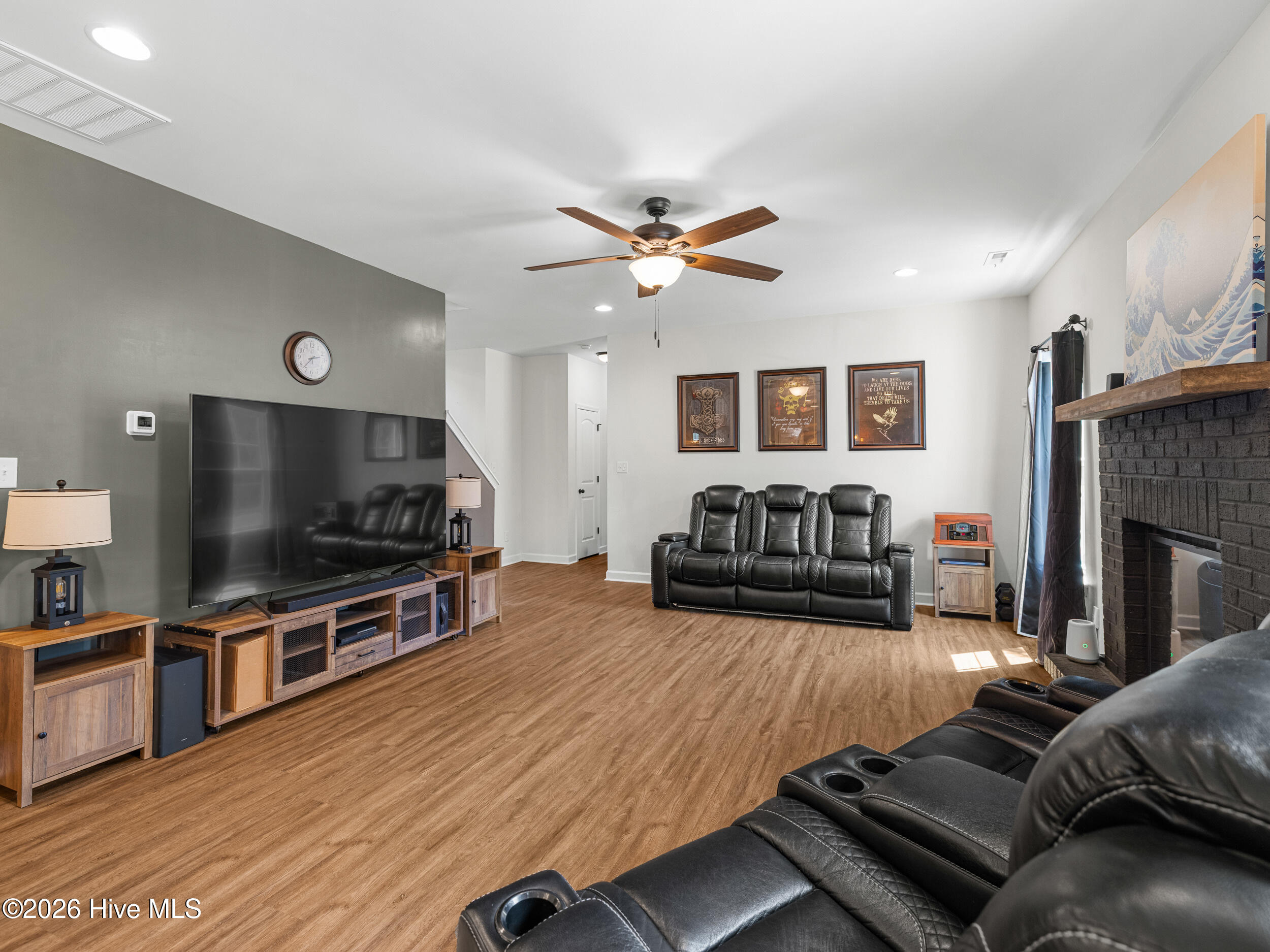 100570237 | Photo 29