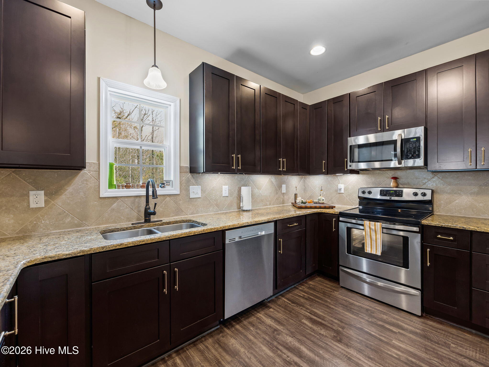 100562317 | Photo 12