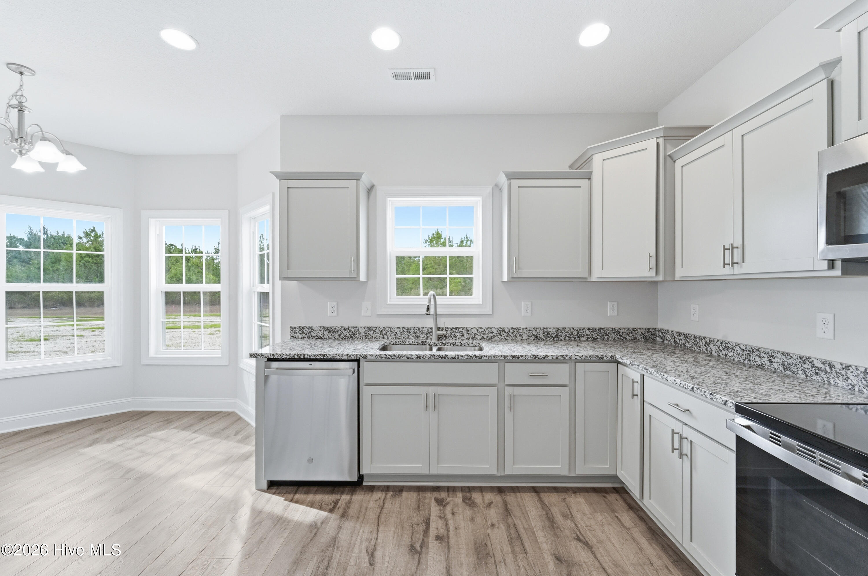 100525562 | Photo 13