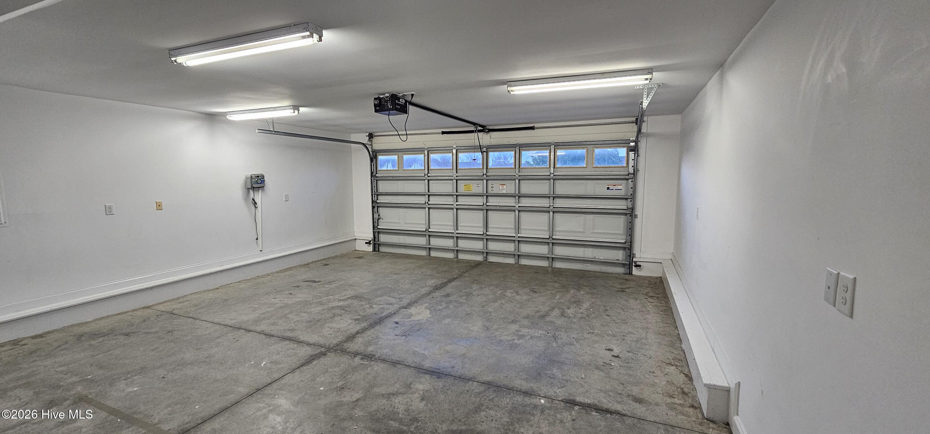 100548448 | Photo 40