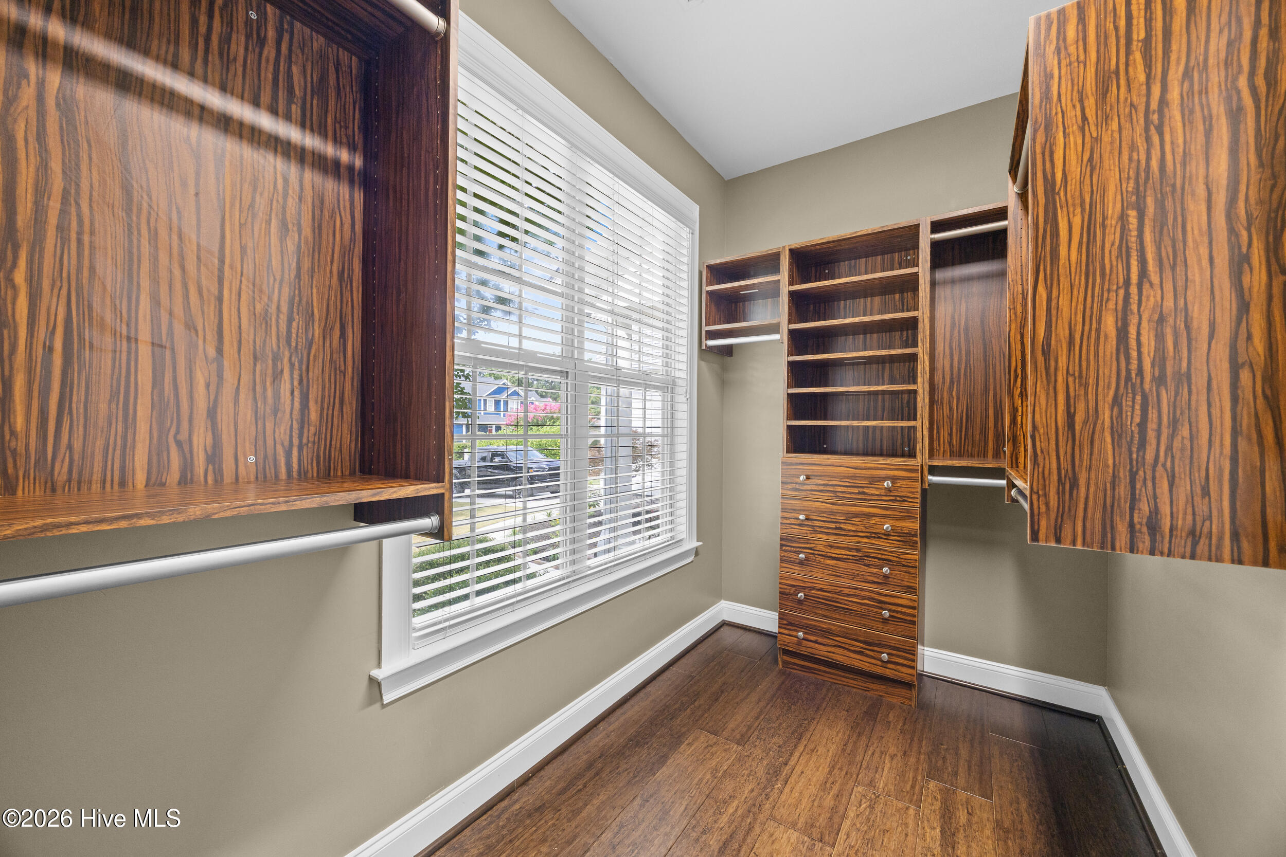 100587722 | Photo 30