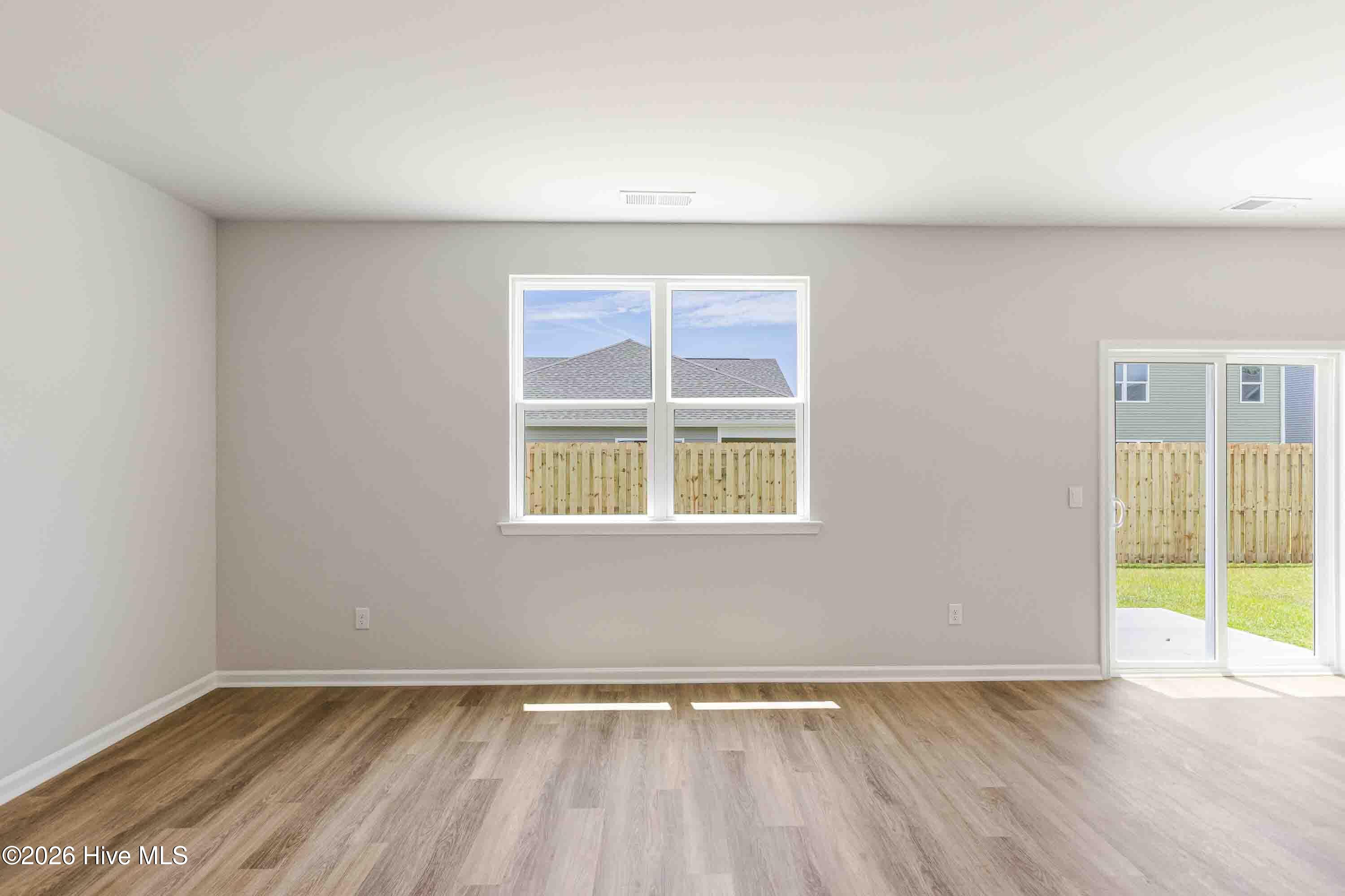 100564183 | Photo 12