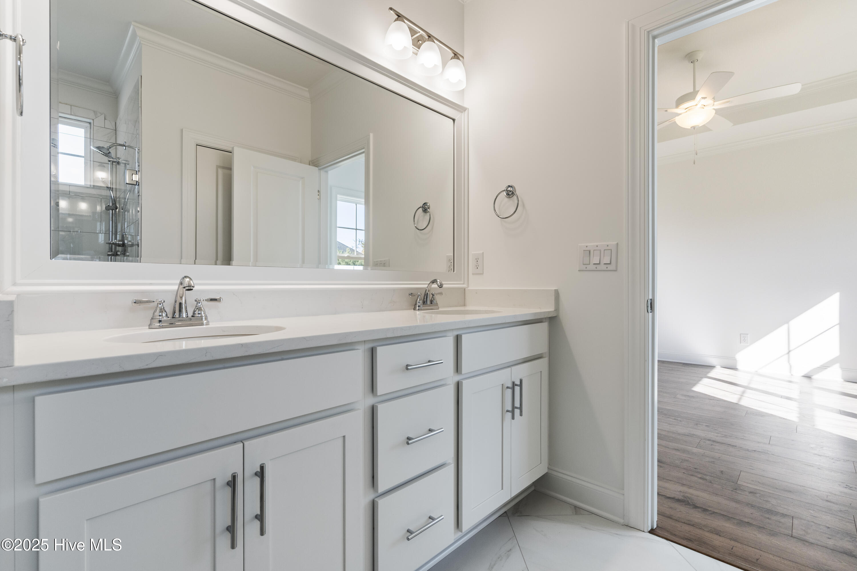 100517740 | Photo 22