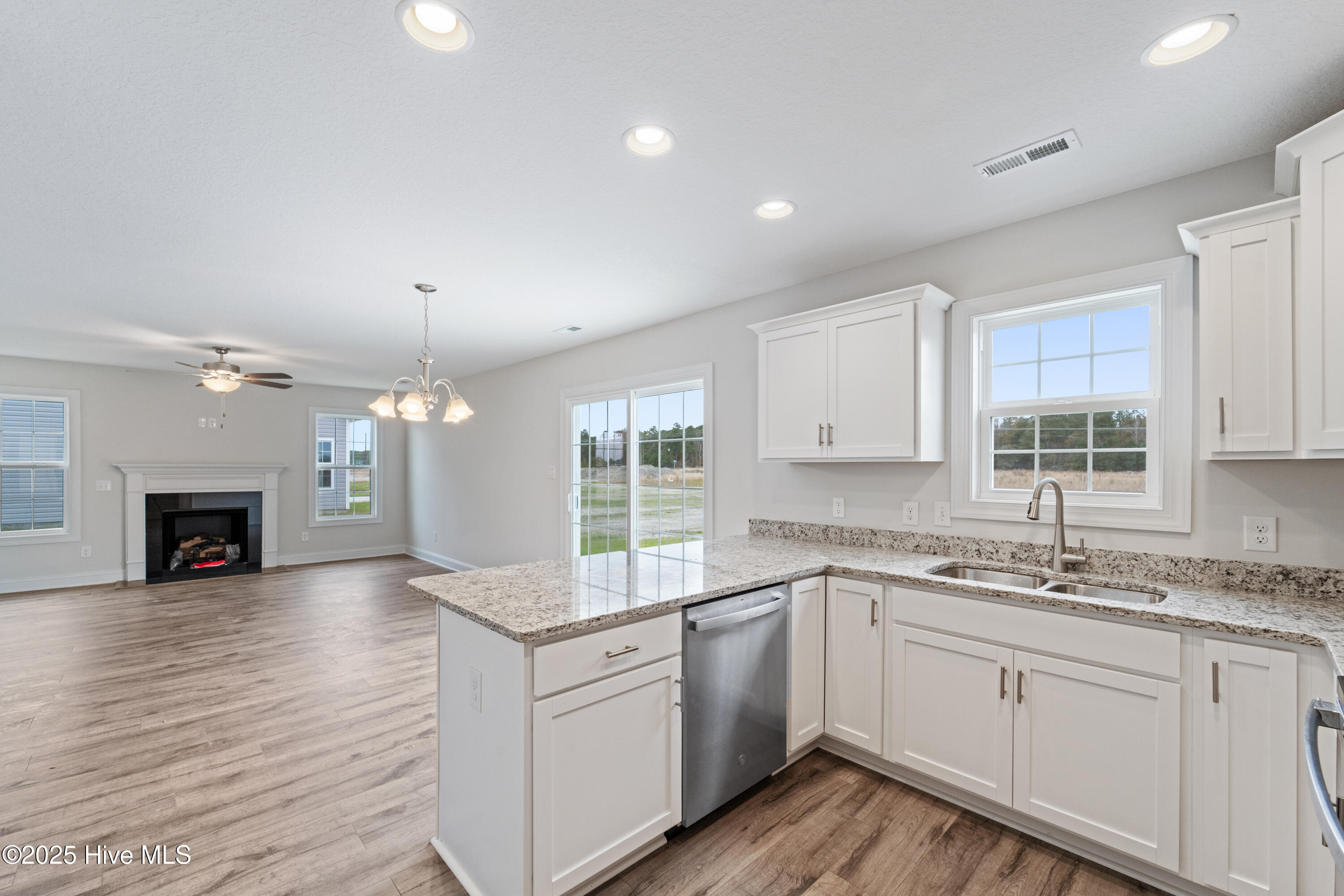 100502938 | Photo 12