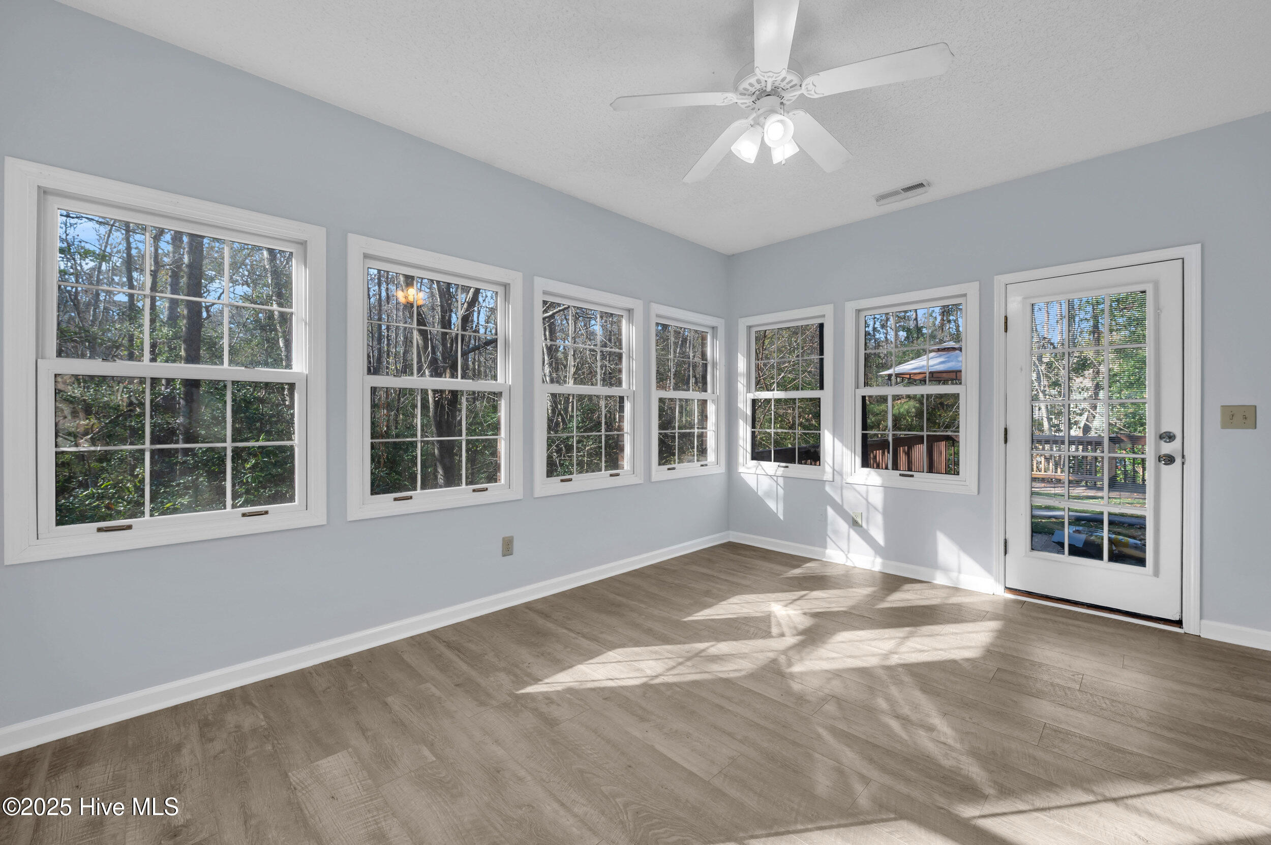 100548382 | Photo 28