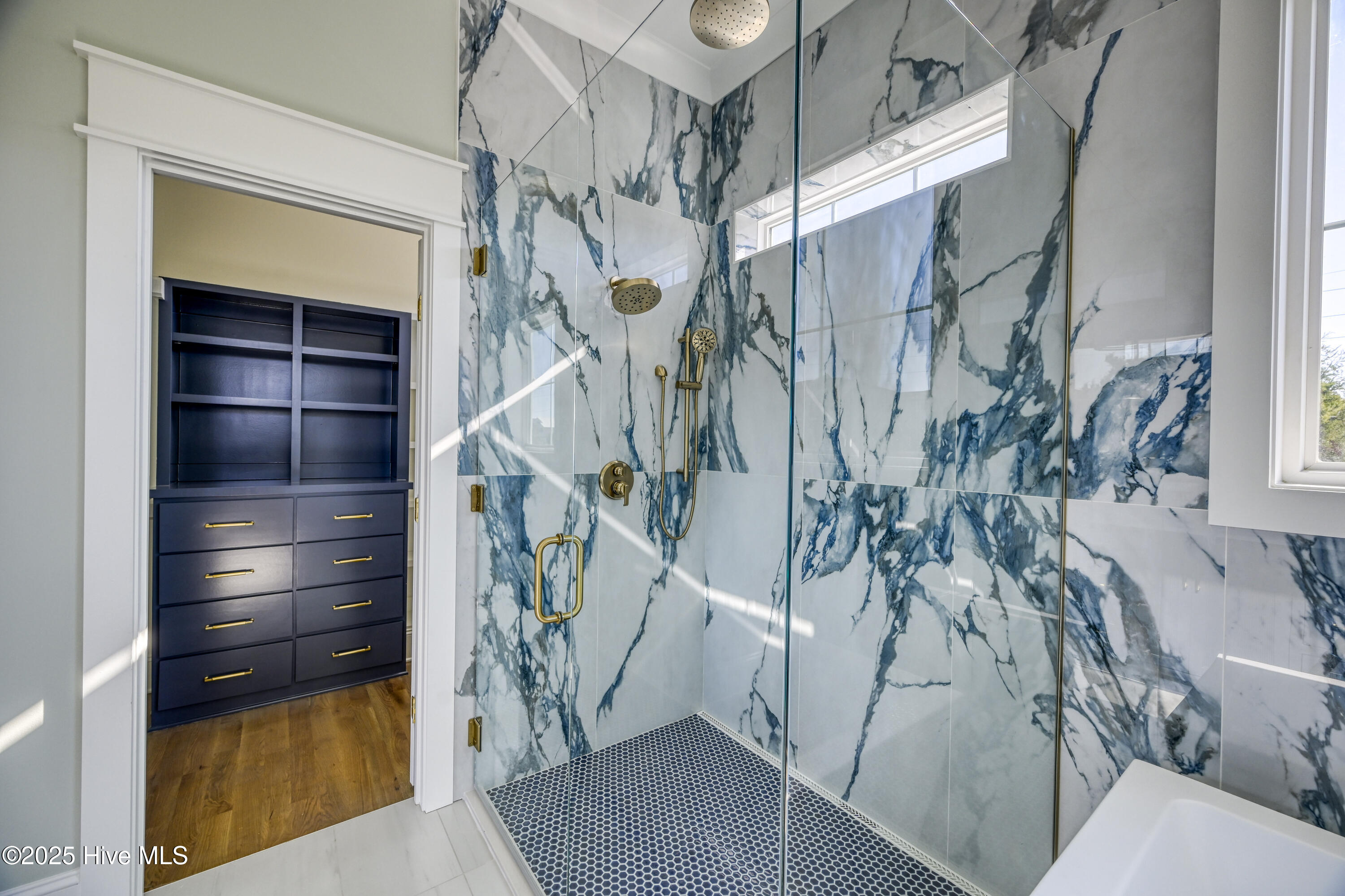 100516070 | Photo 35