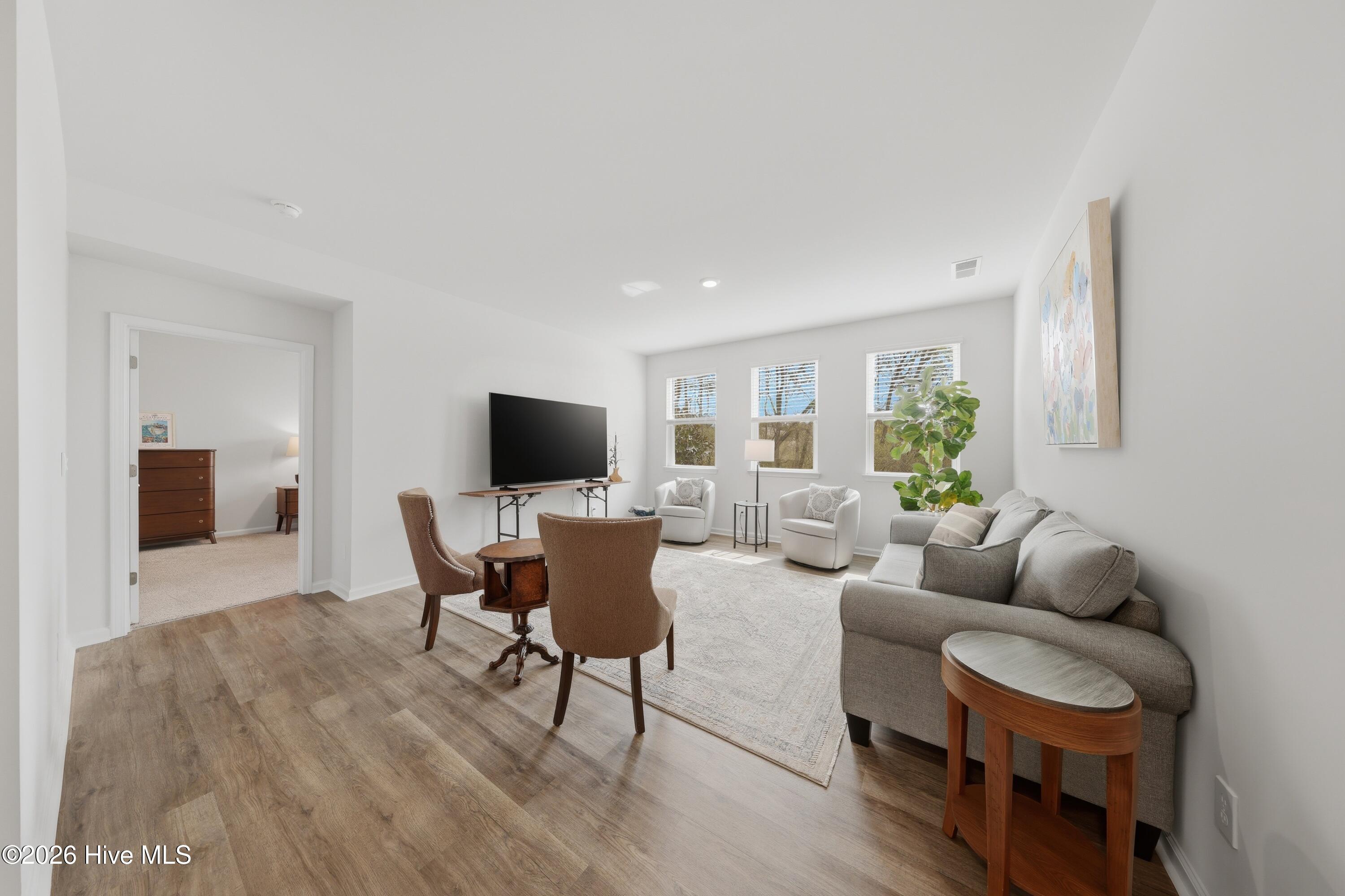 100564310 | Photo 25