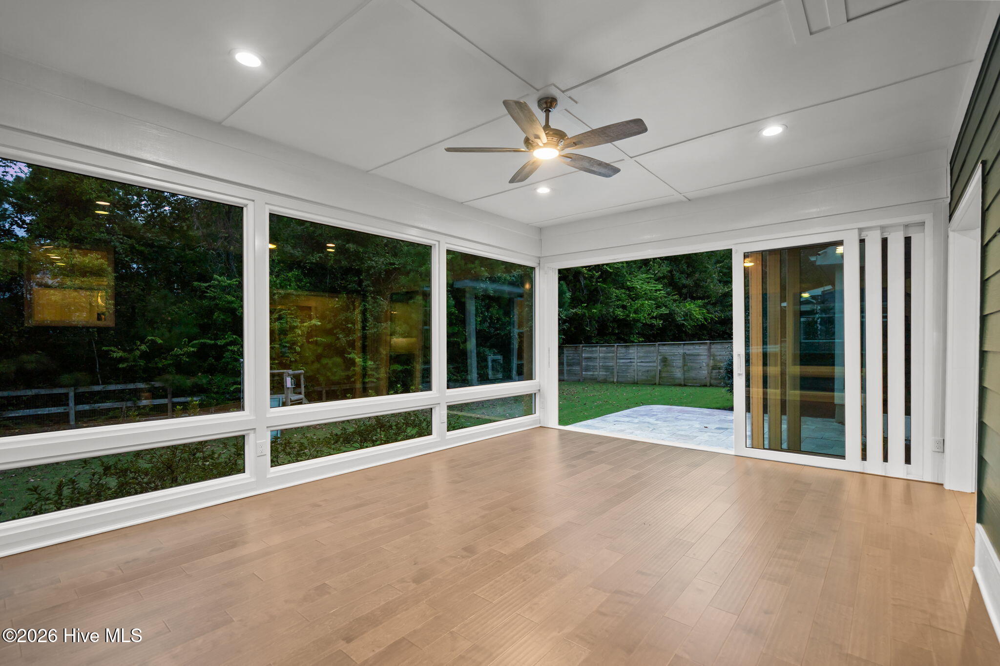 100550410 | Photo 31