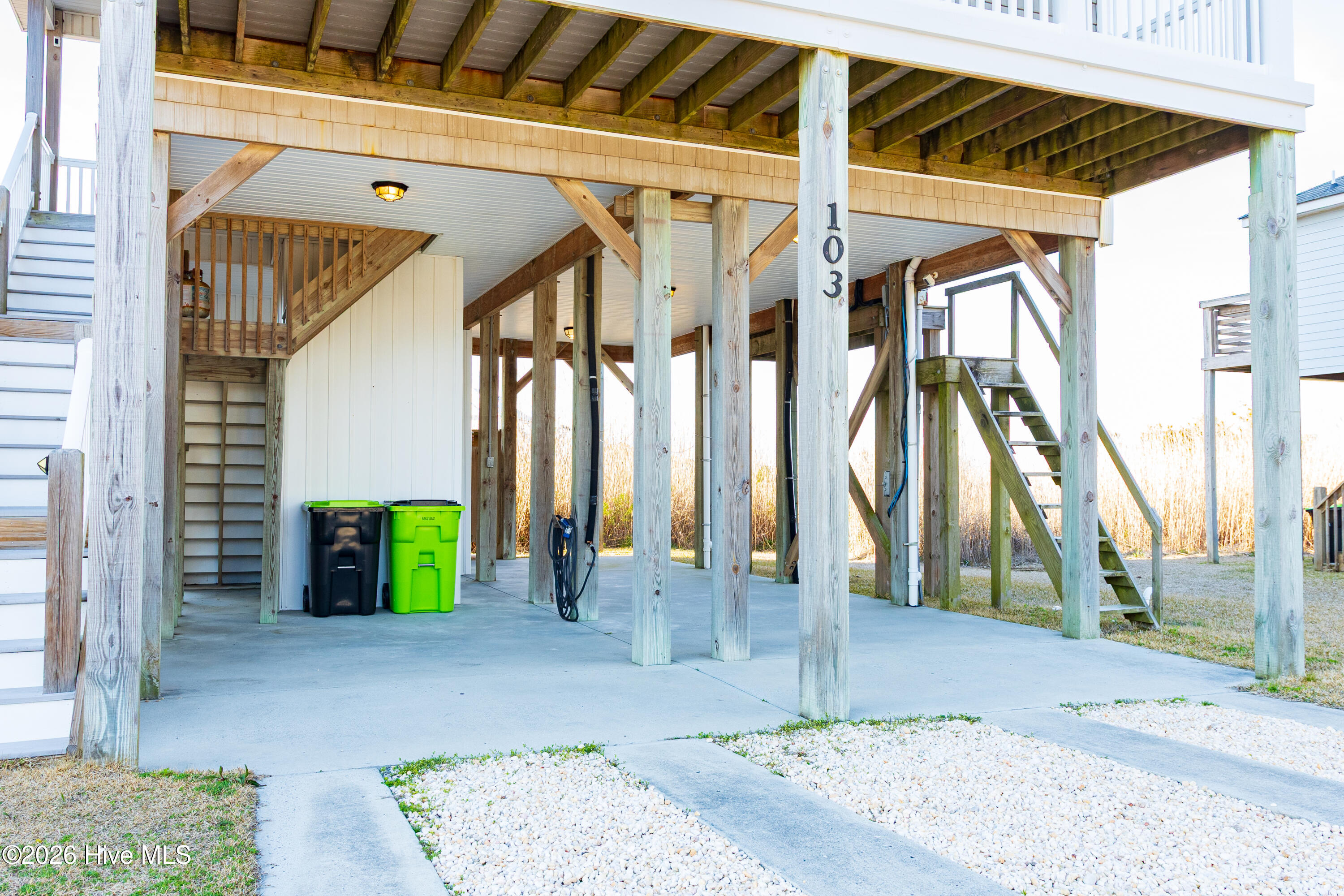 100559120 | Photo 33