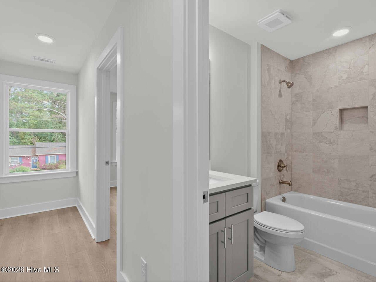 100547597 | Photo 28