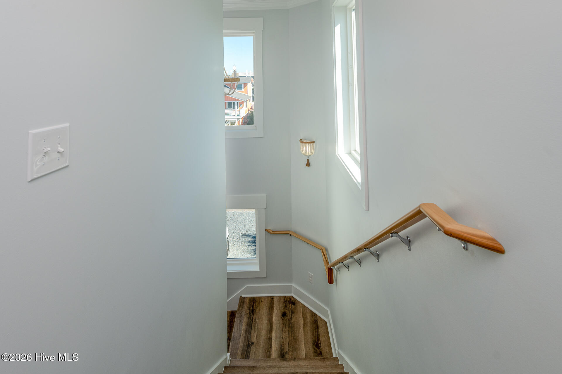 100568096 | Photo 40