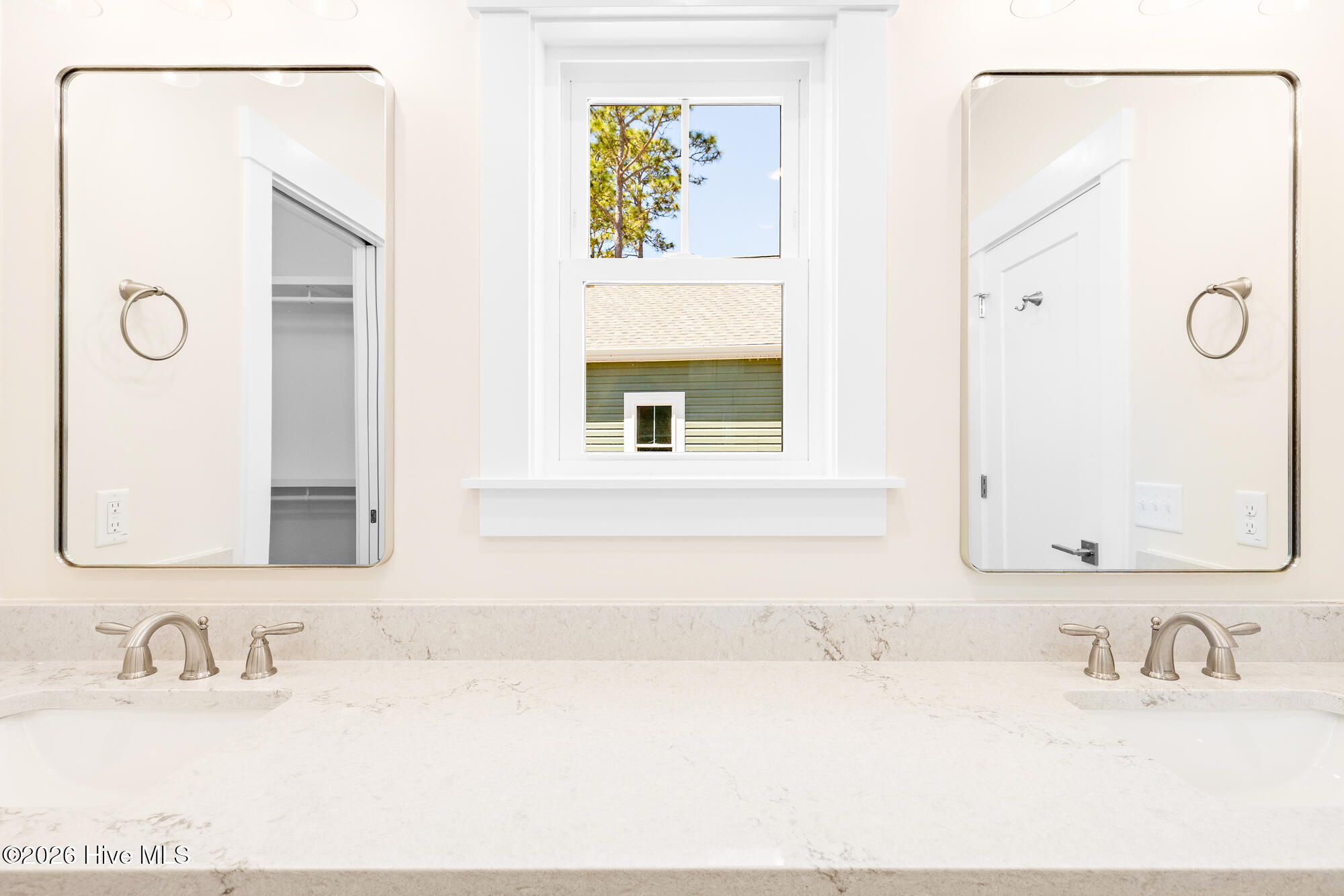 100565592 | Photo 40