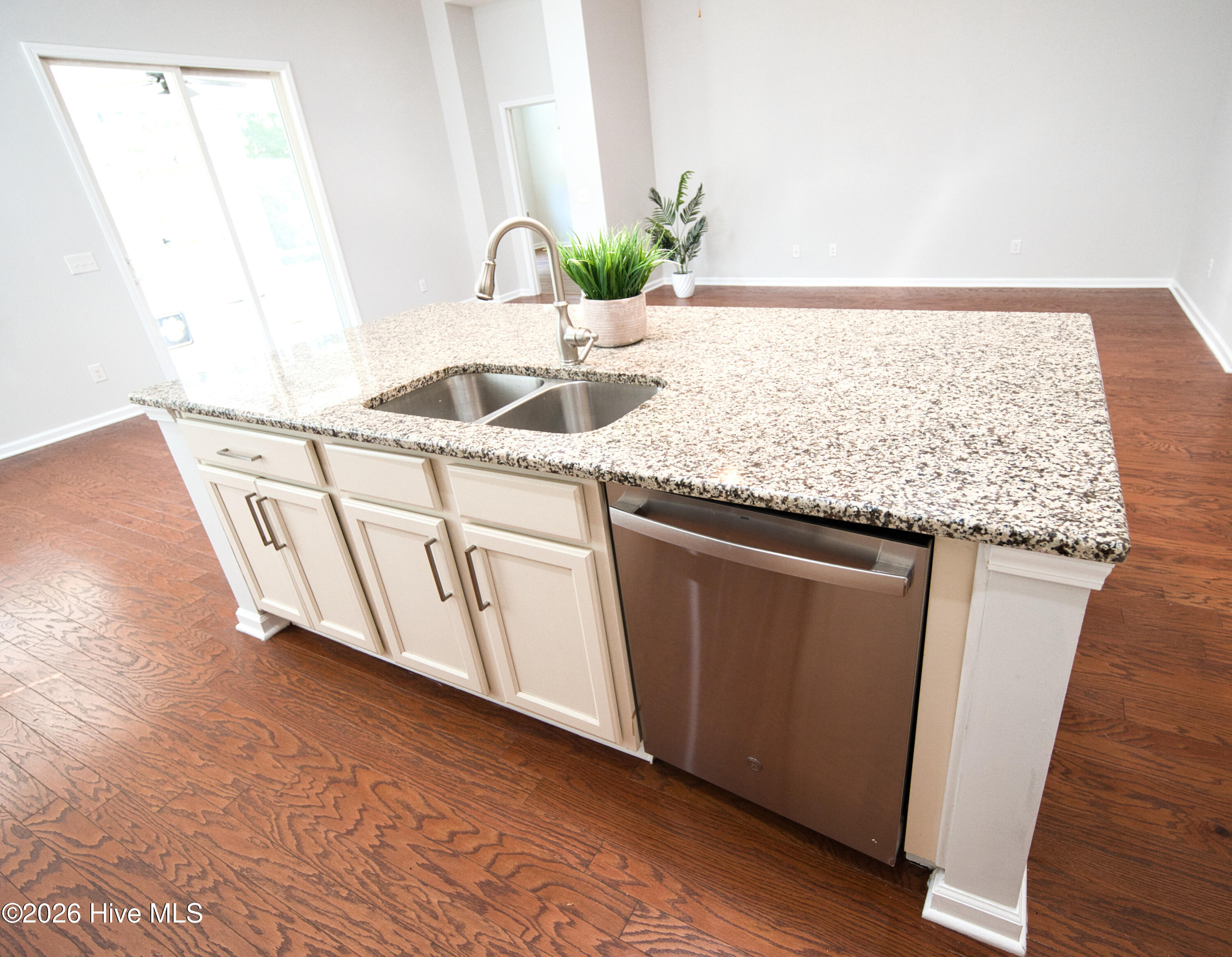 100569756 | Photo 19