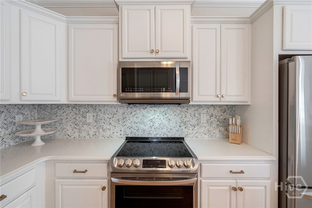 Kitchen - Beautifully updated kitchen designed for