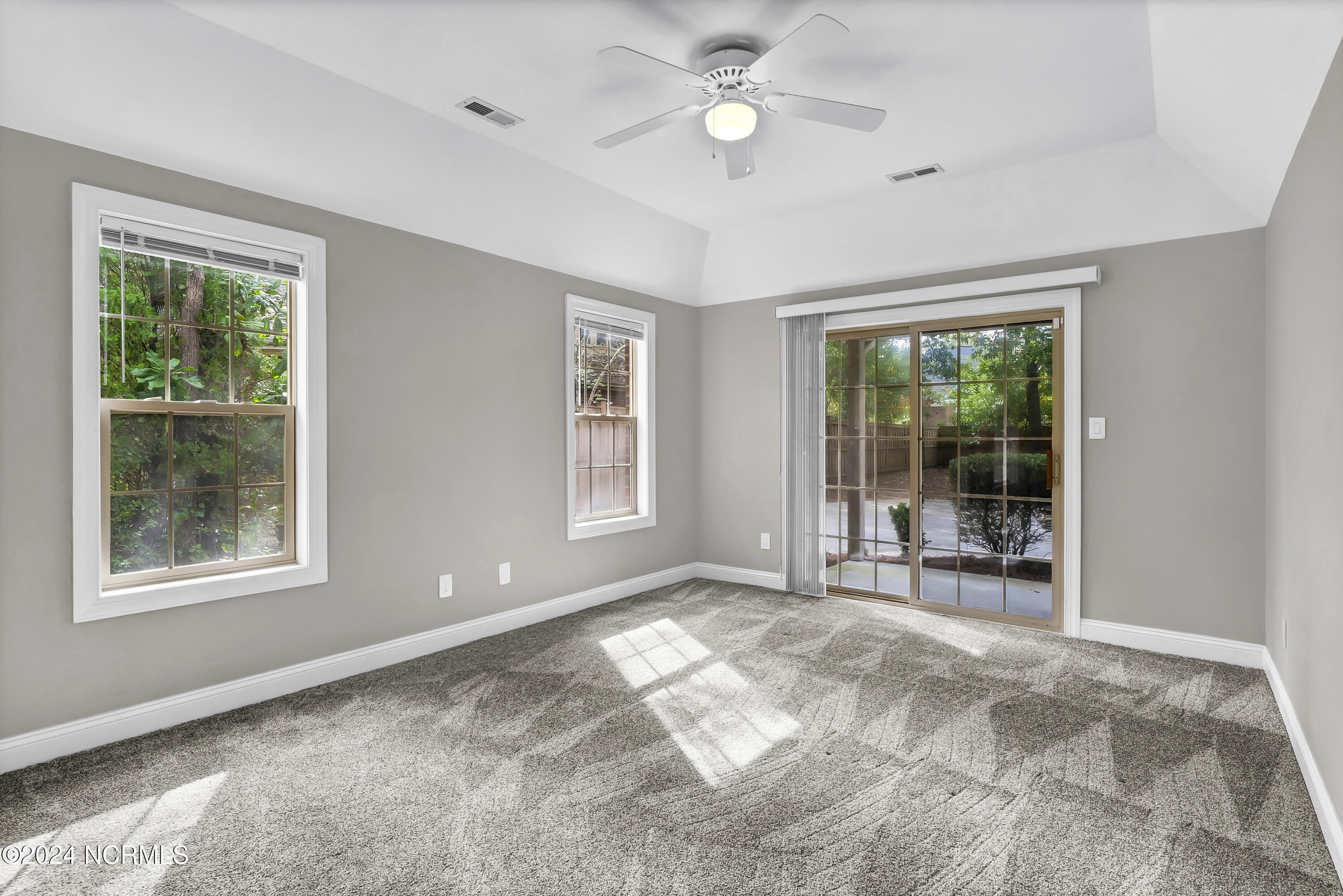 100567589 | Photo 14