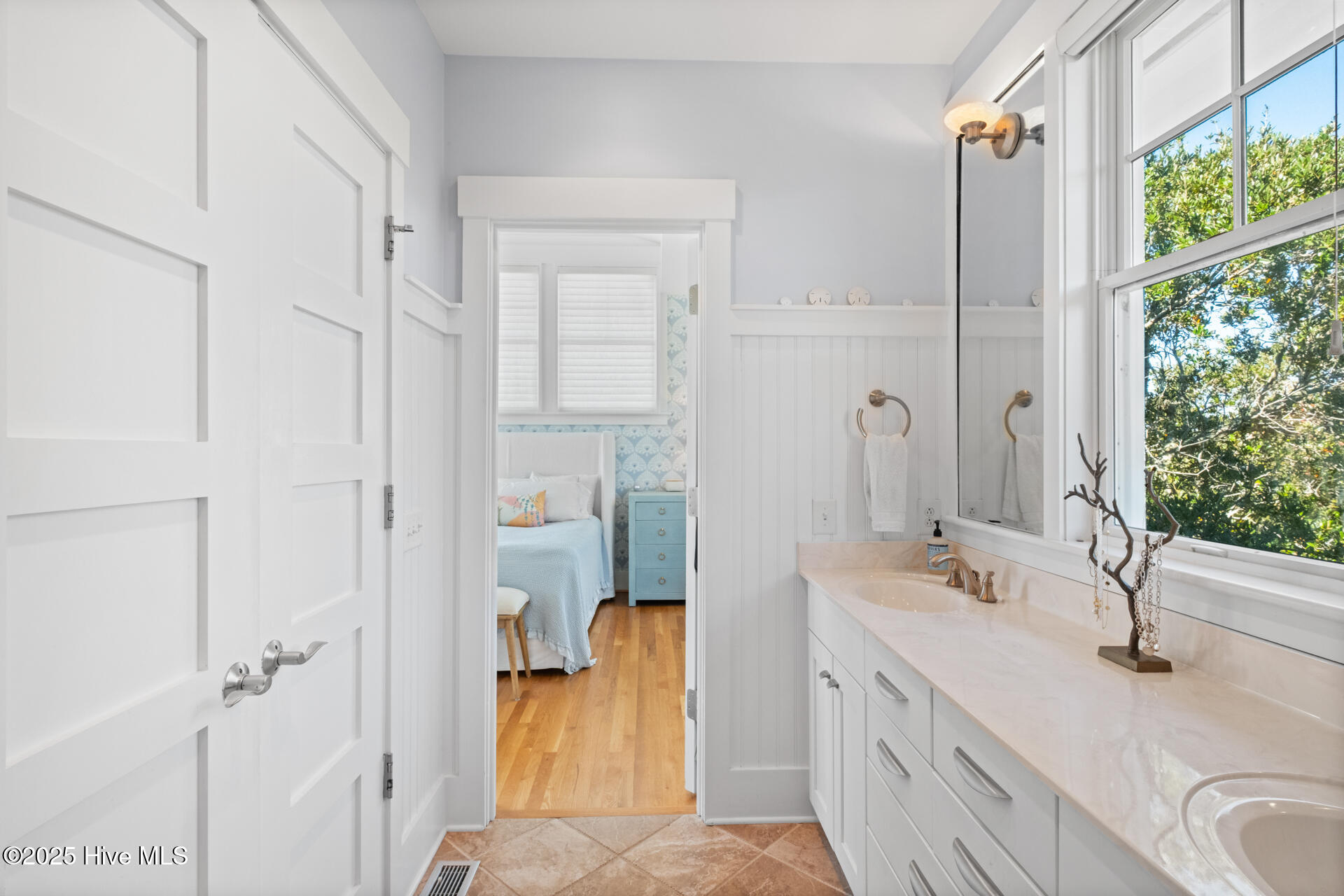 100540295 | Photo 25