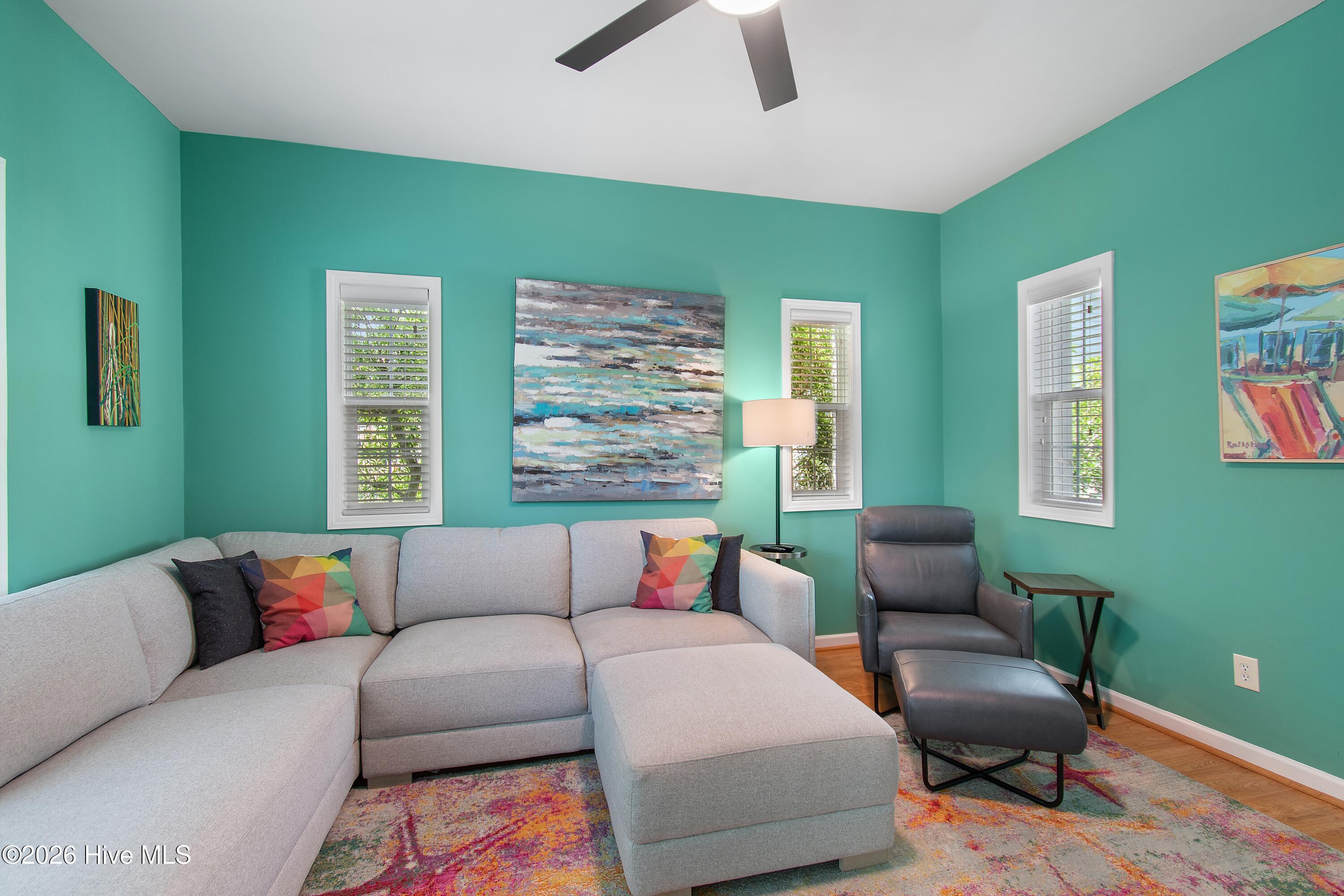 100570489 | Photo 42