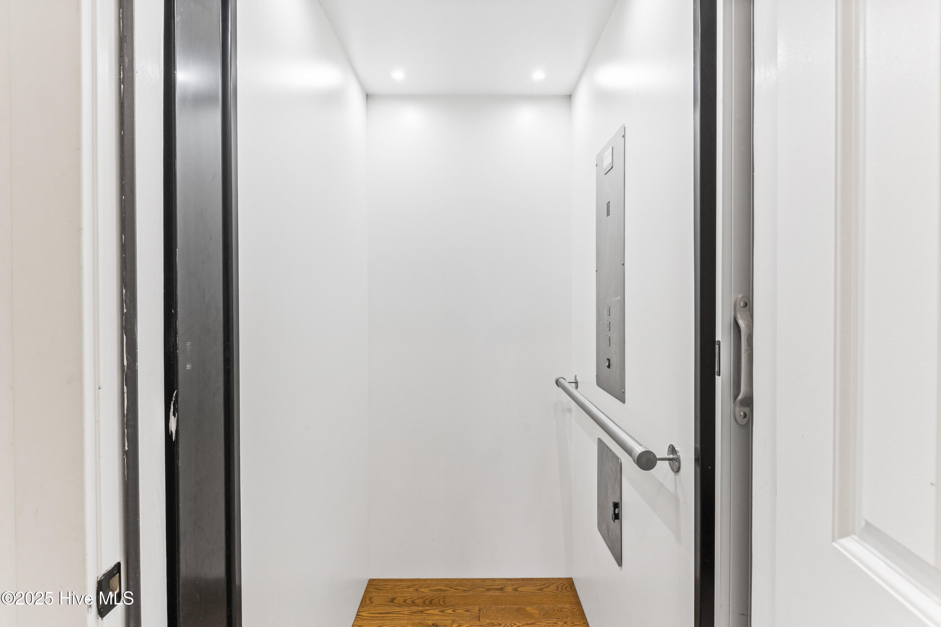 100531006 | Photo 34