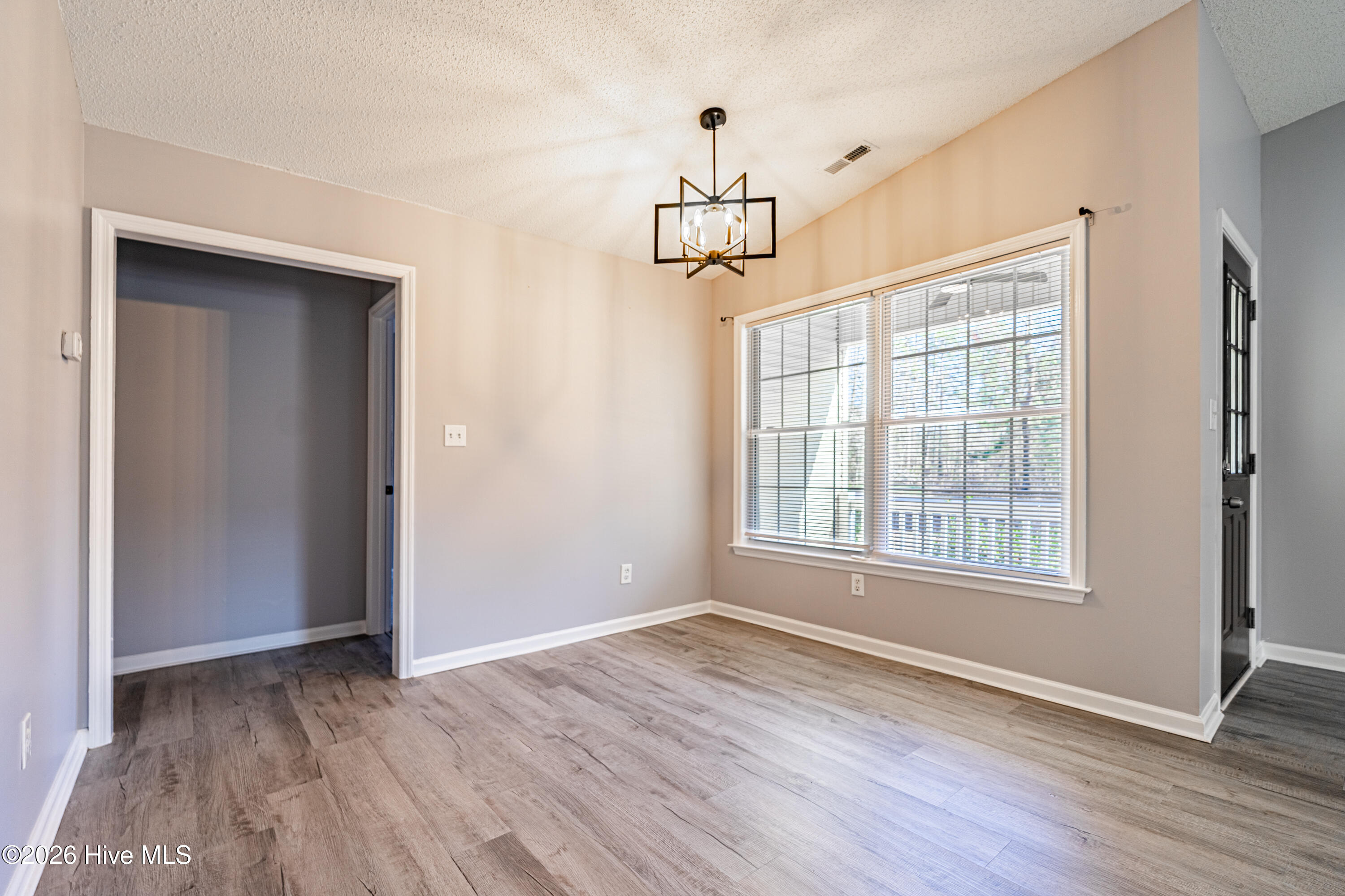 100557378 | Photo 24