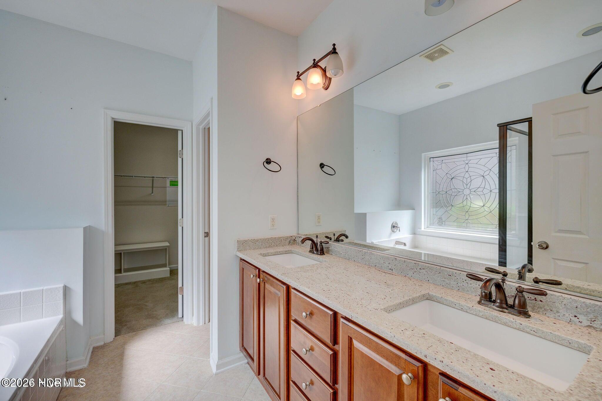 100549194 | Photo 24