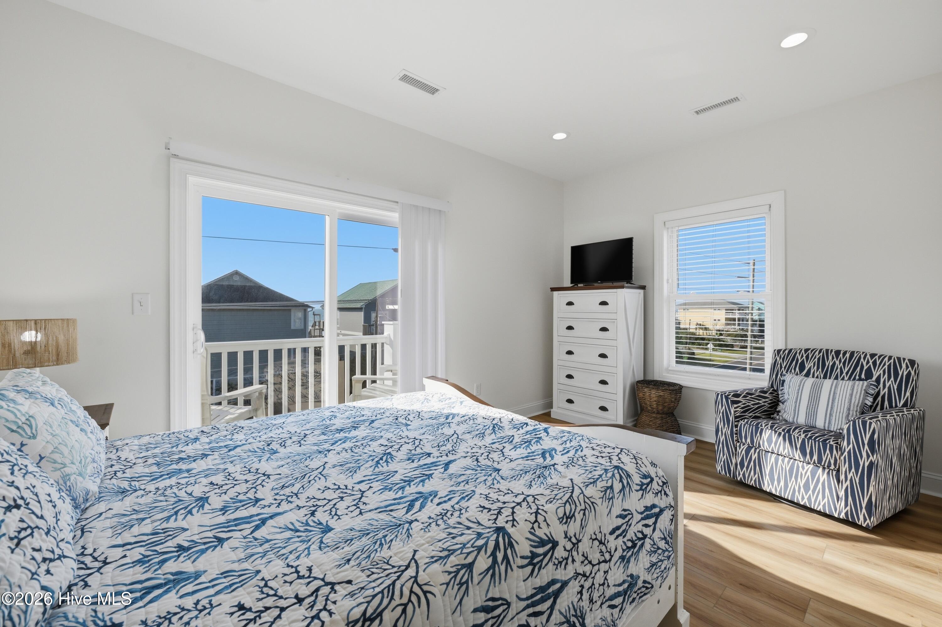 100561977 | Photo 46