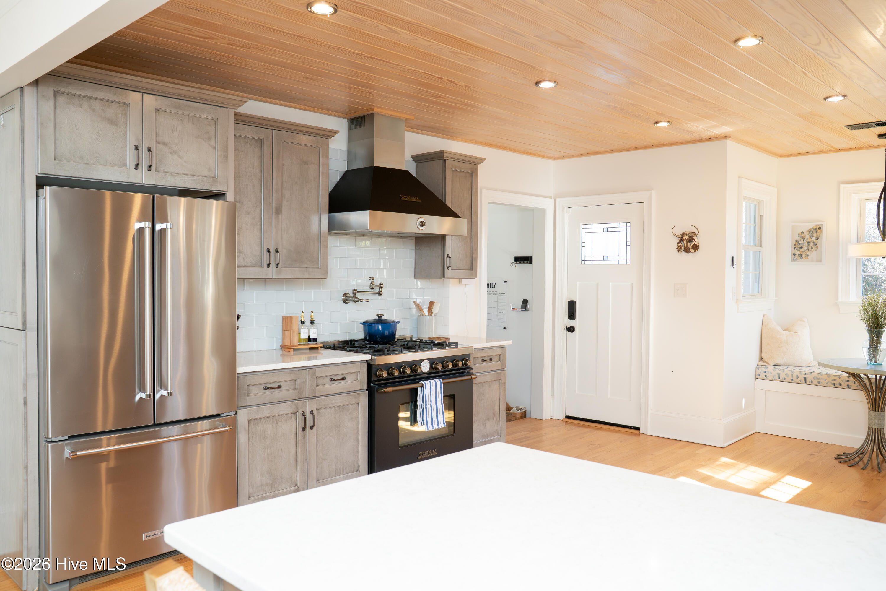 100558476 | Photo 18