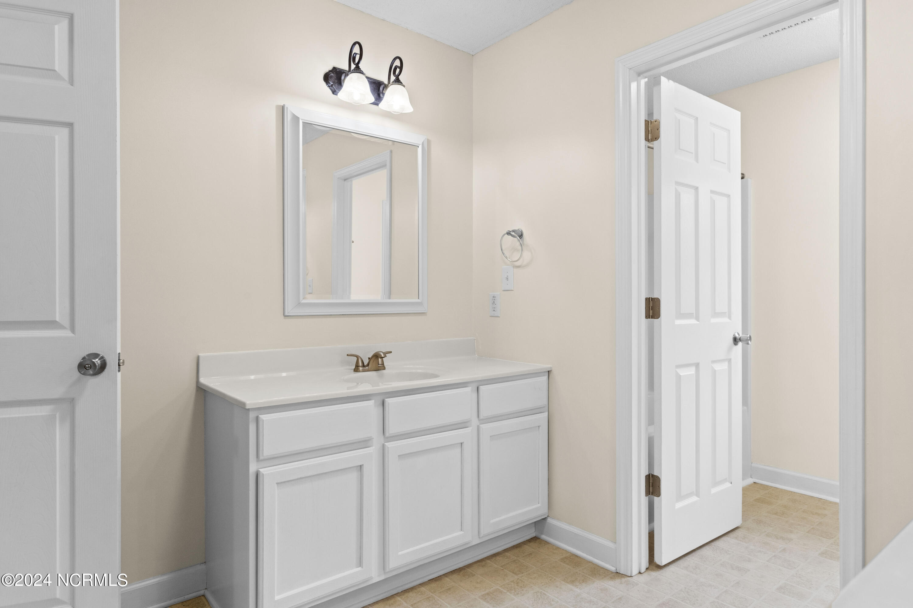 100529706 | Photo 27