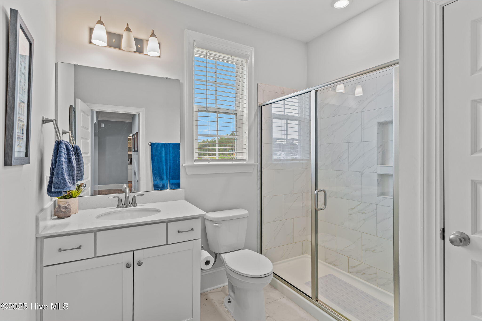 100525303 | Photo 44