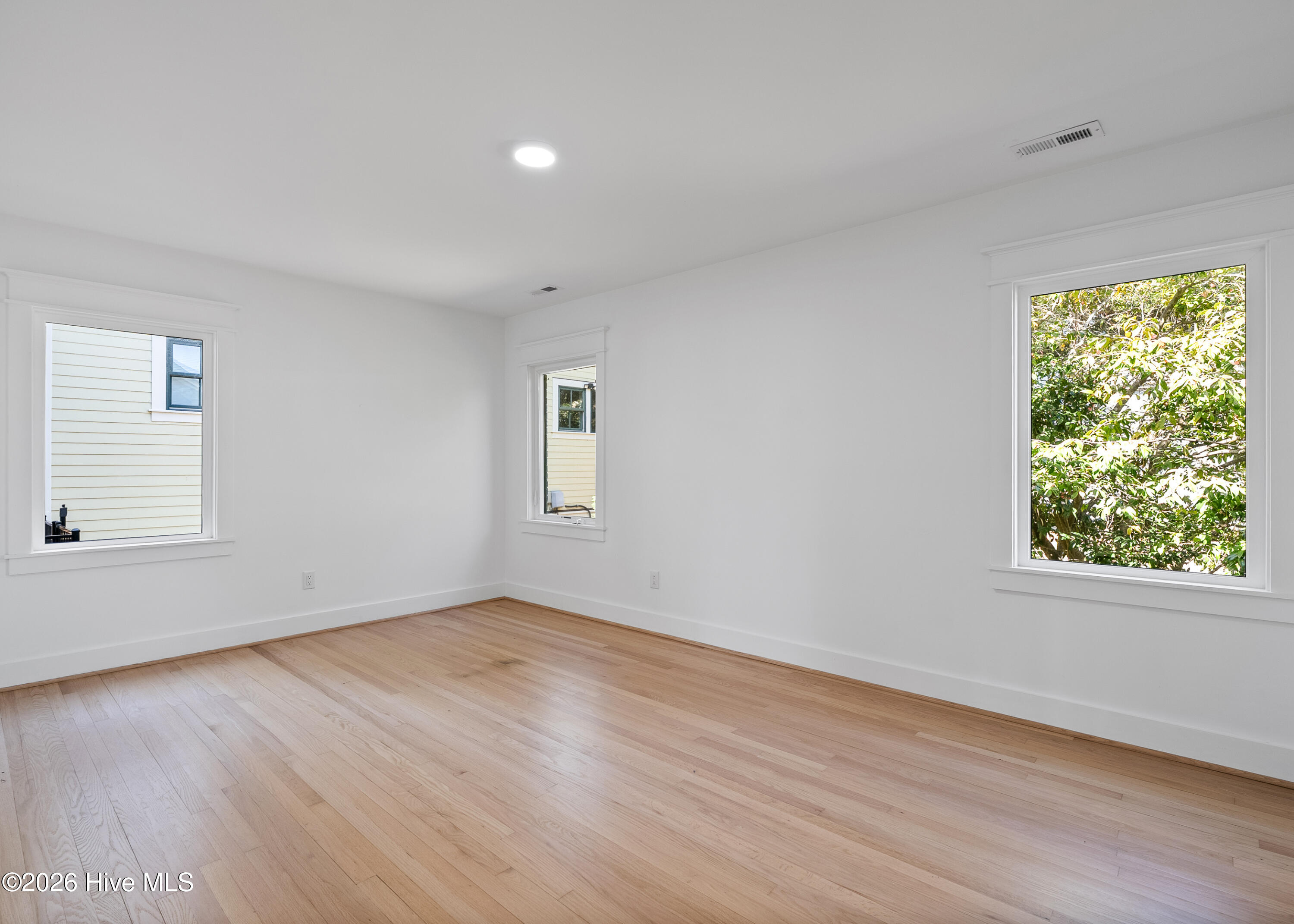 100559476 | Photo 36