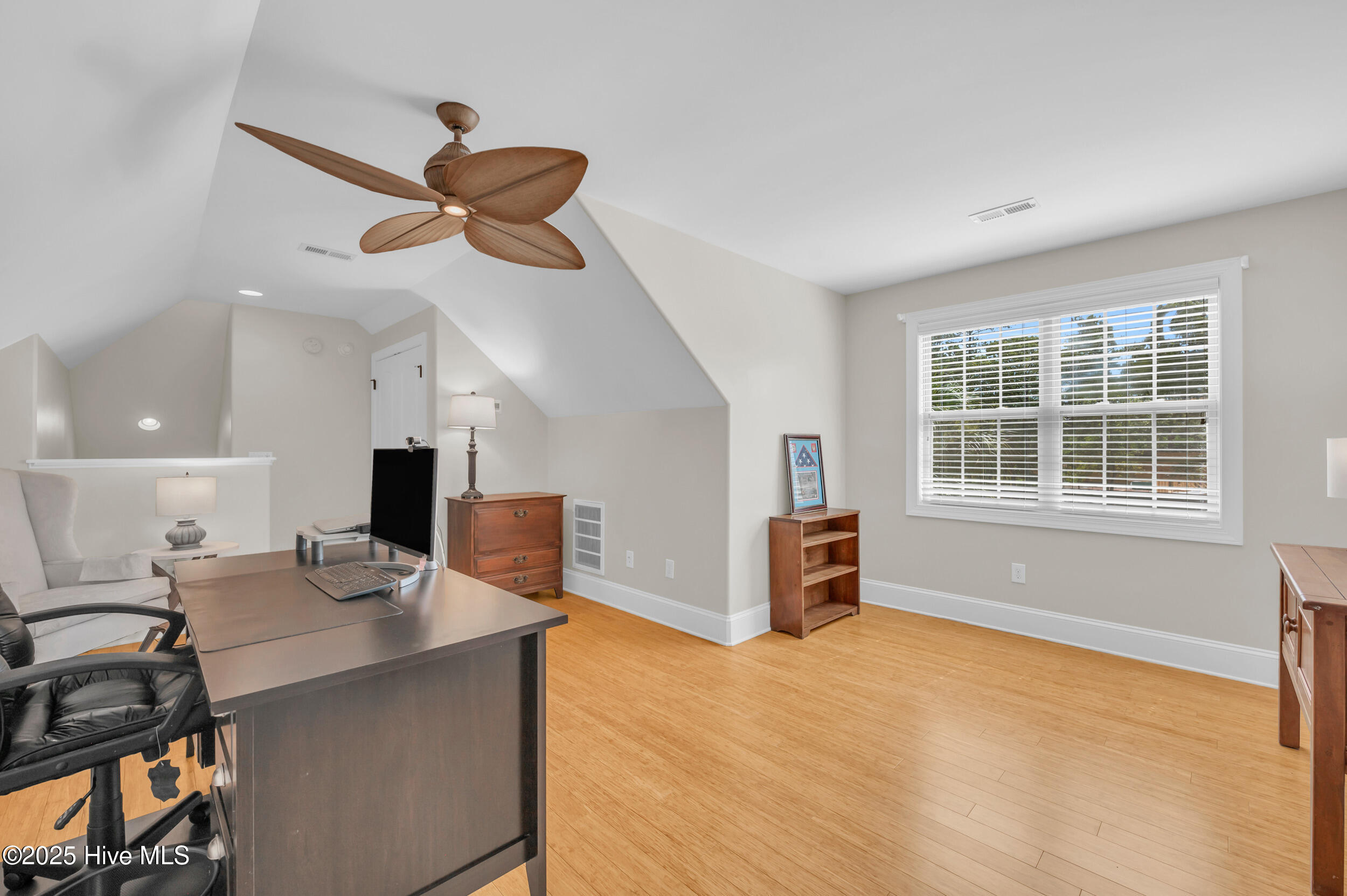 100517542 | Photo 32