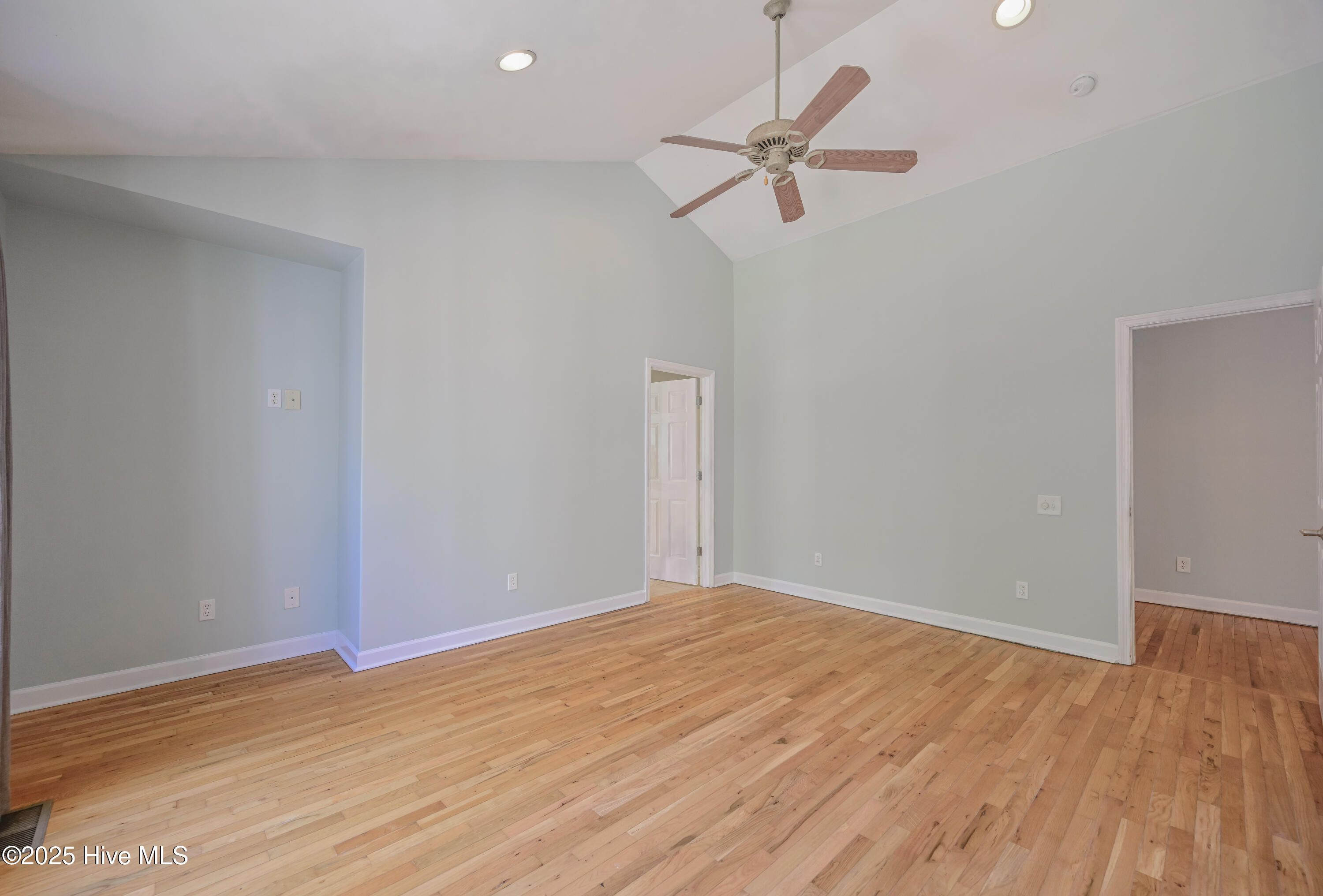 100523766 | Photo 31