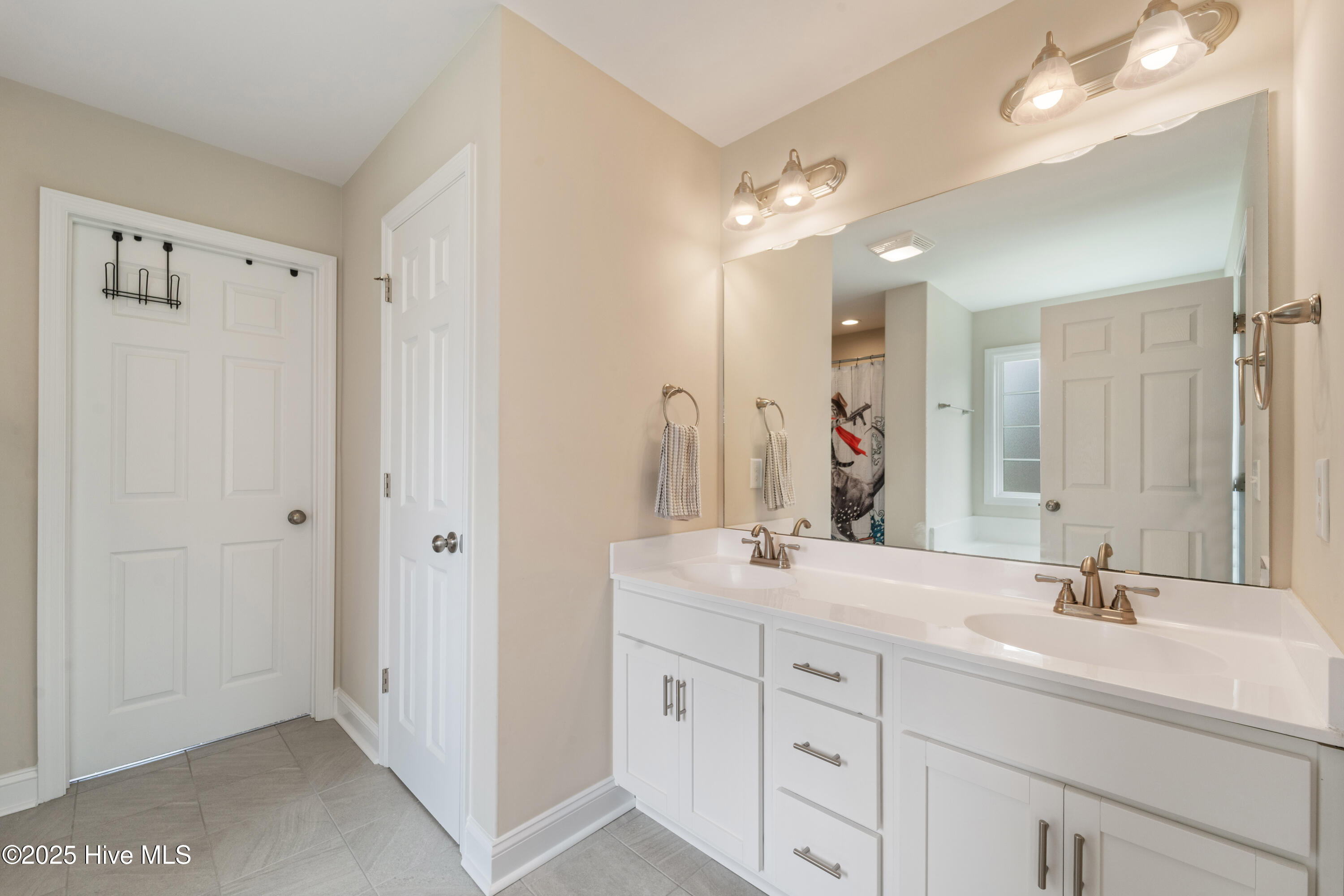 100533820 | Photo 23