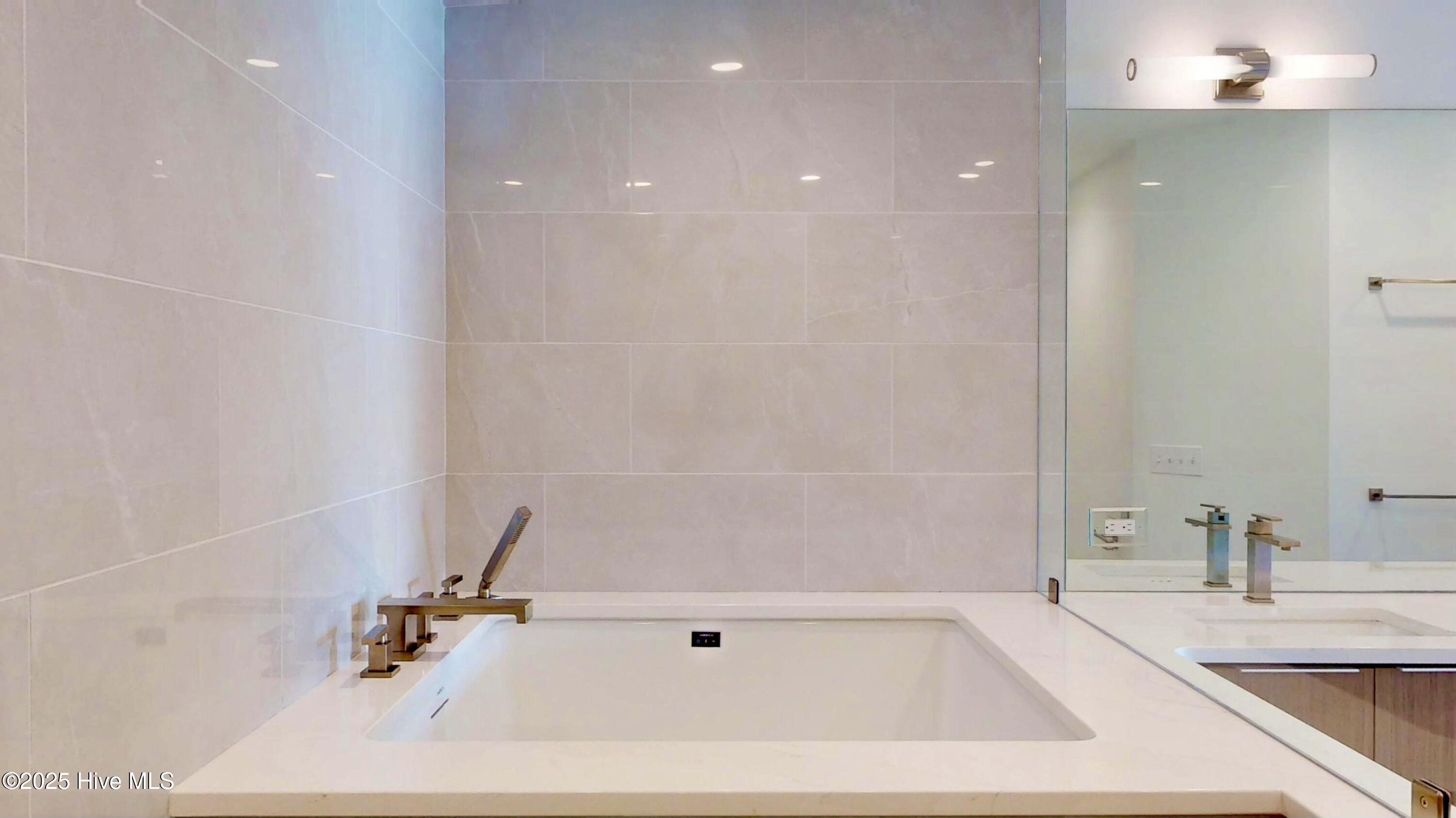 100543231 | Photo 64