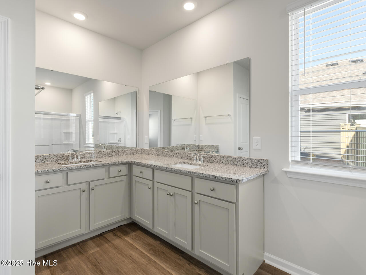 100569239 | Photo 18