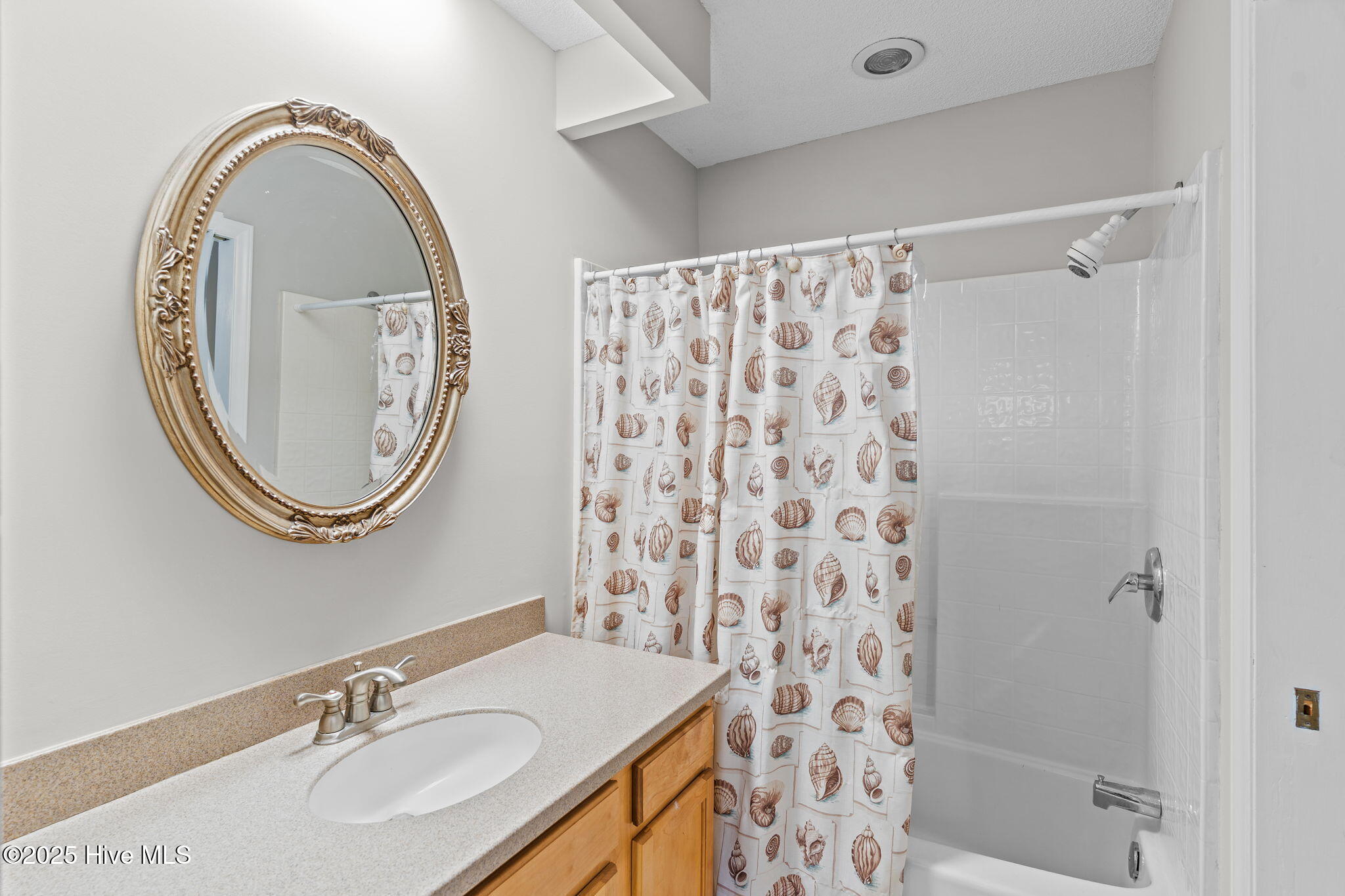 100543111 | Photo 33