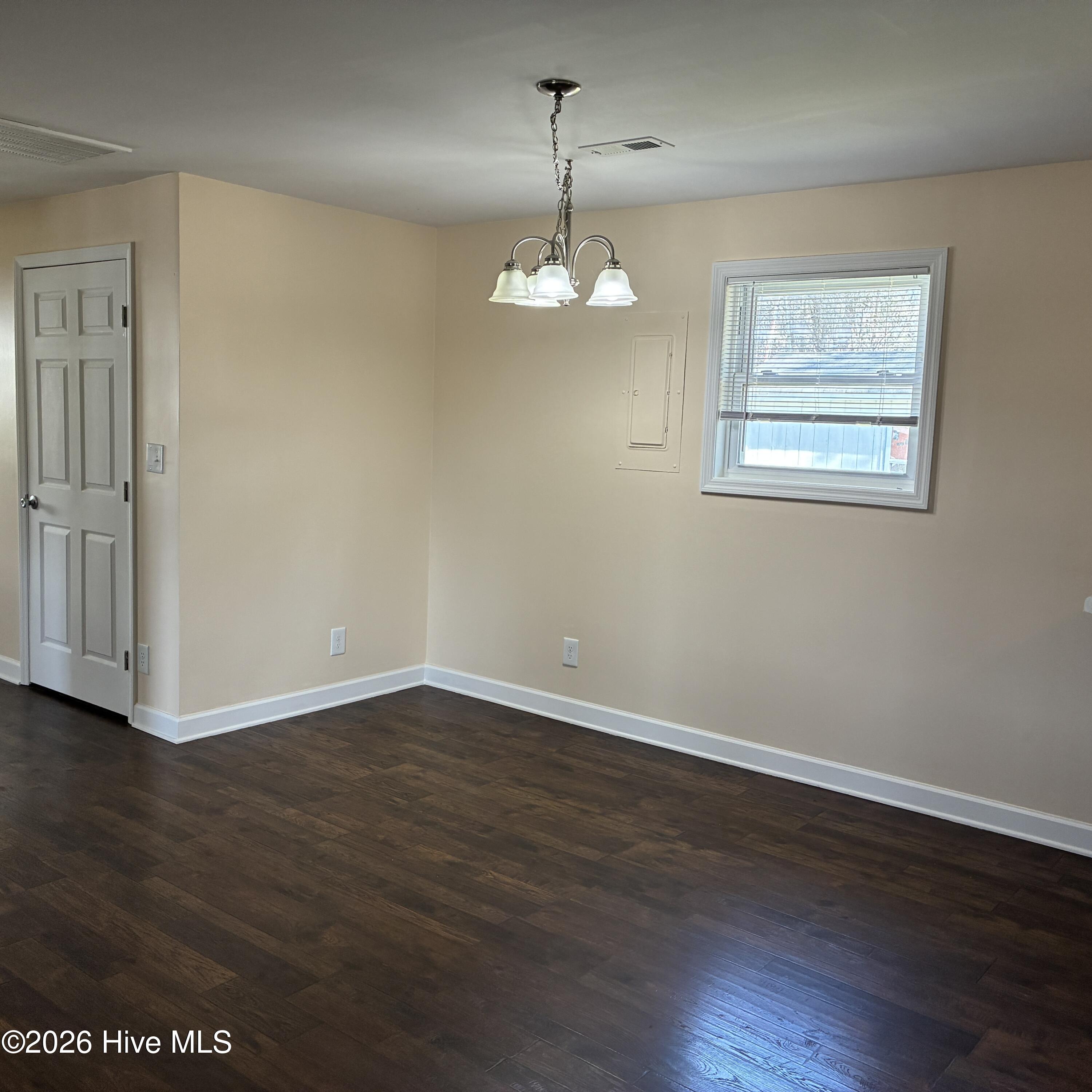 100560744 | Photo 11