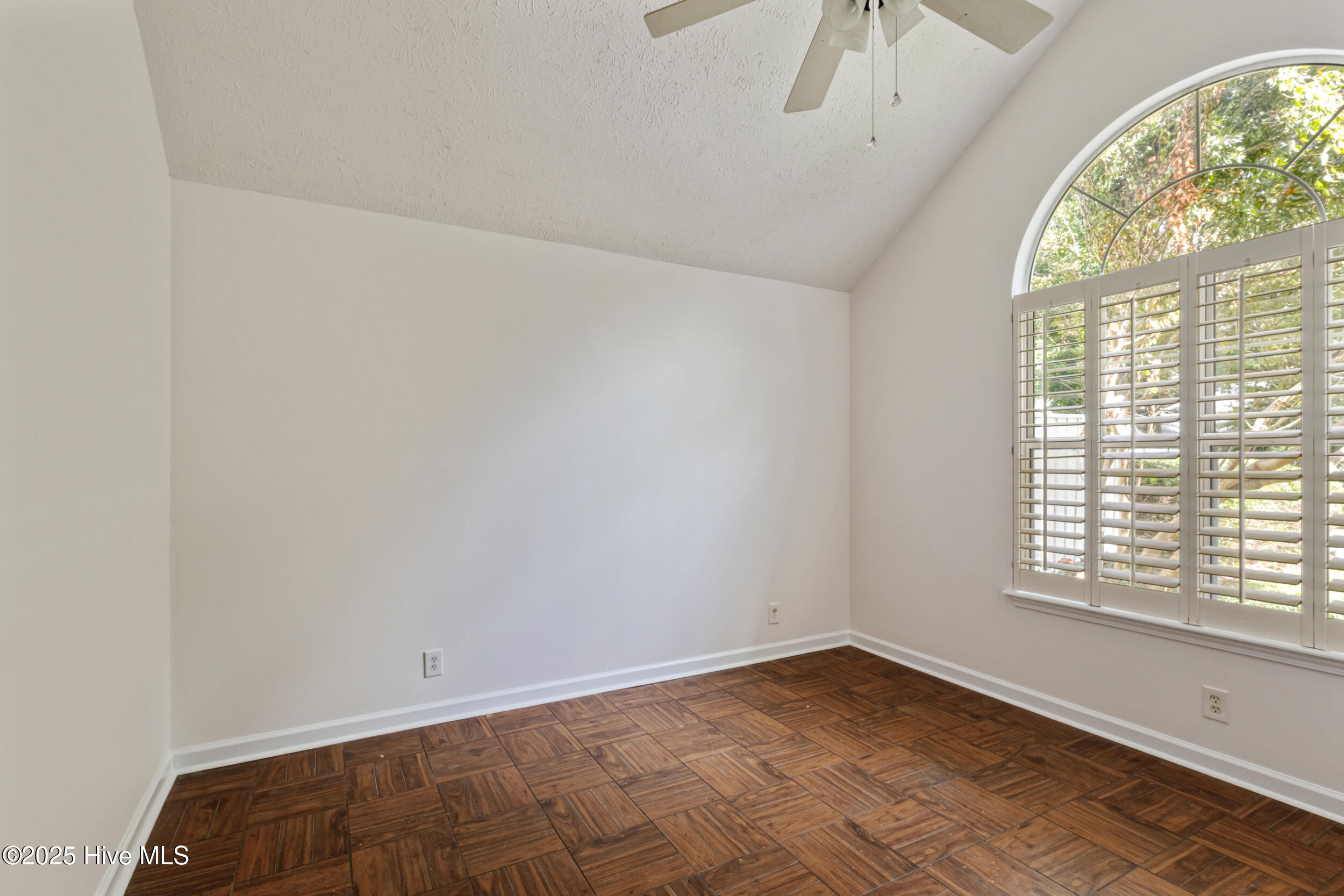 100531370 | Photo 30