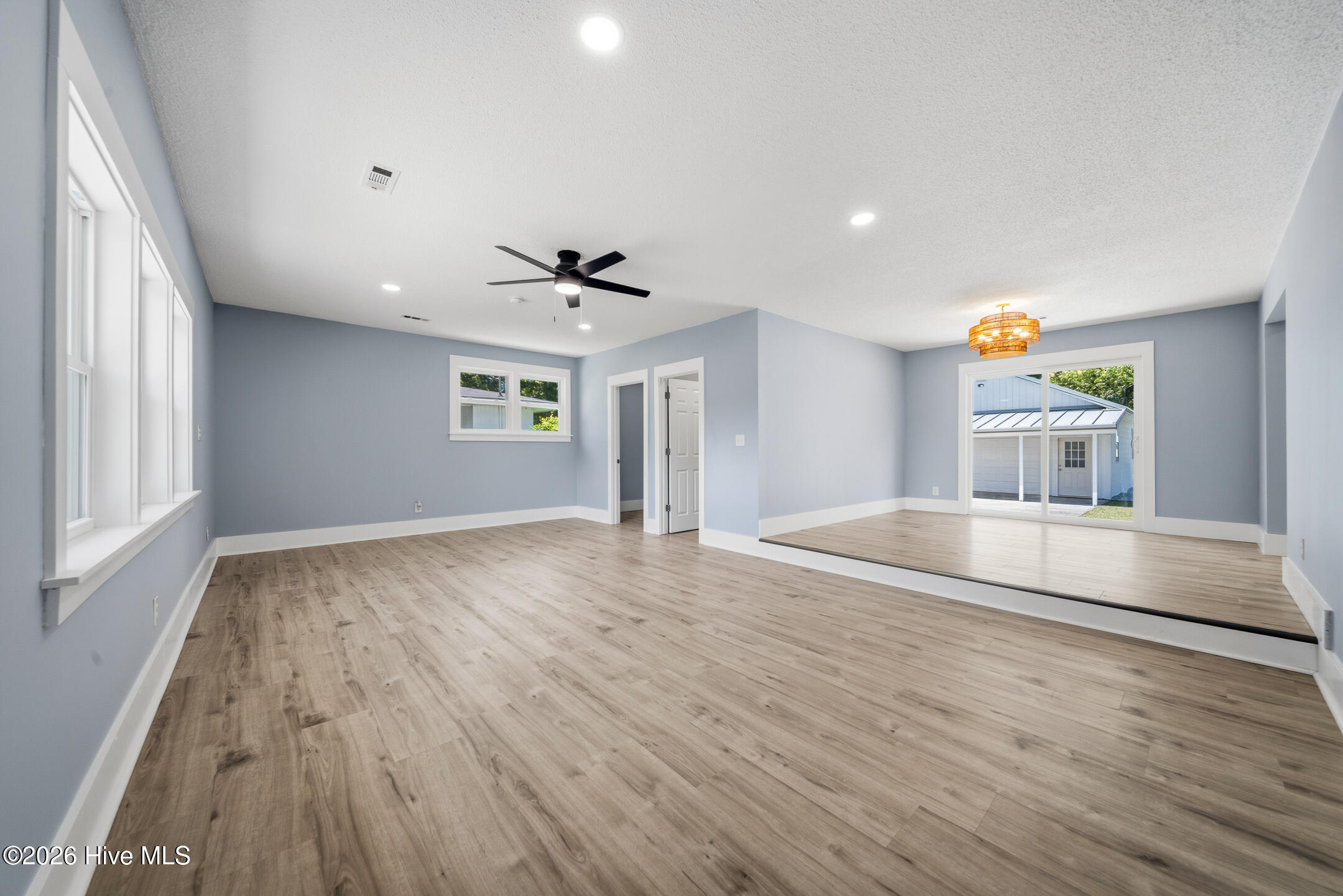 100570664 | Photo 26