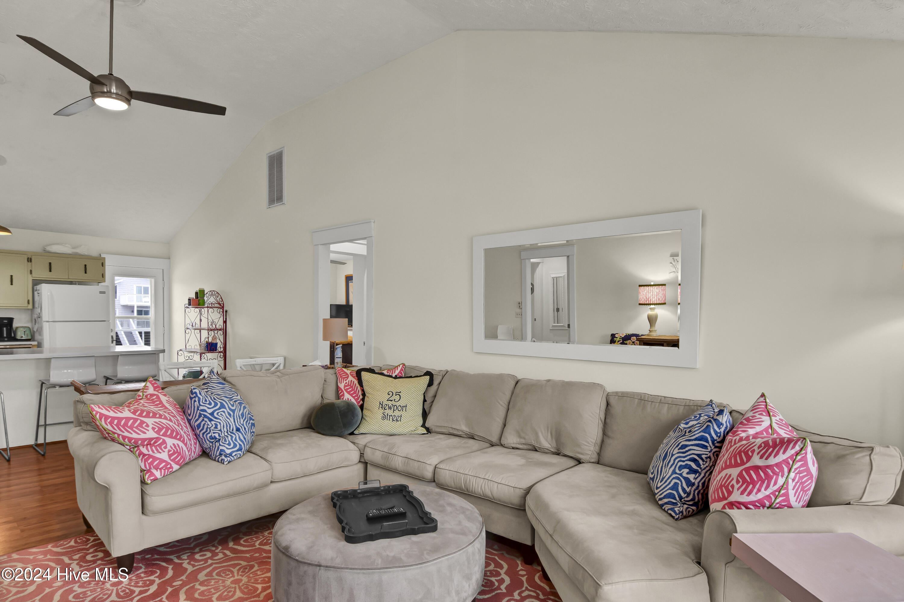 100512671 | Photo 11