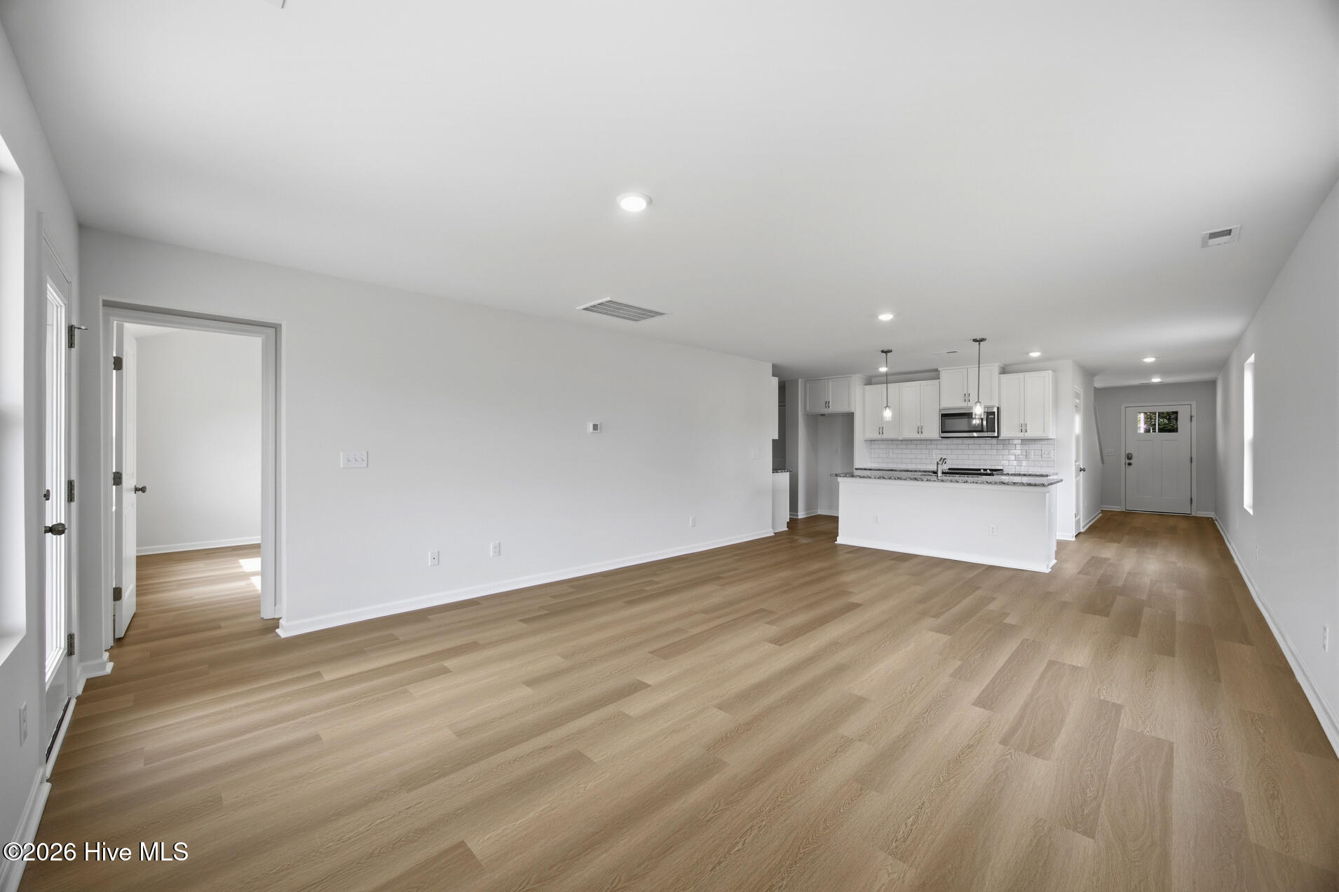 100565447 | Photo 24