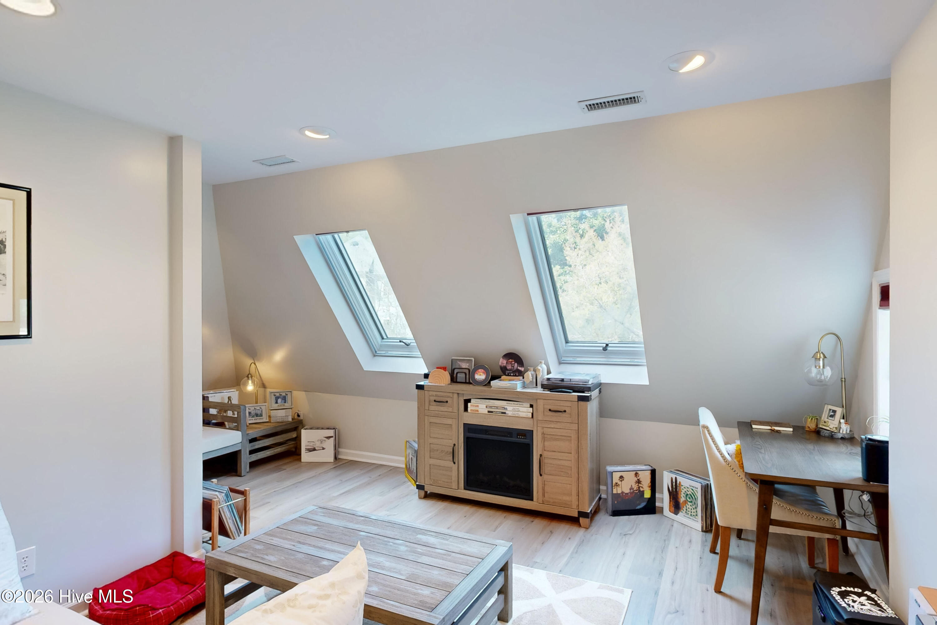 100559840 | Photo 35