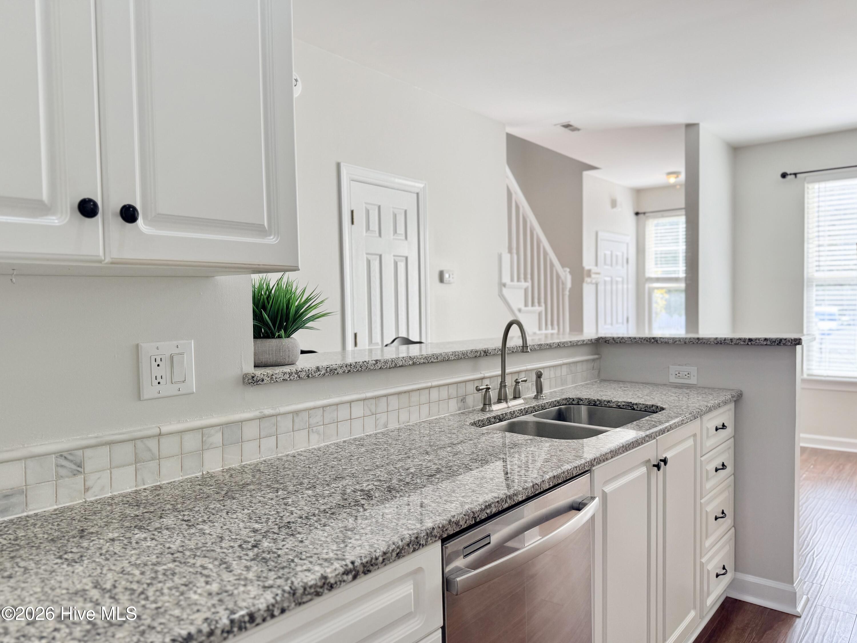 100565370 | Photo 14