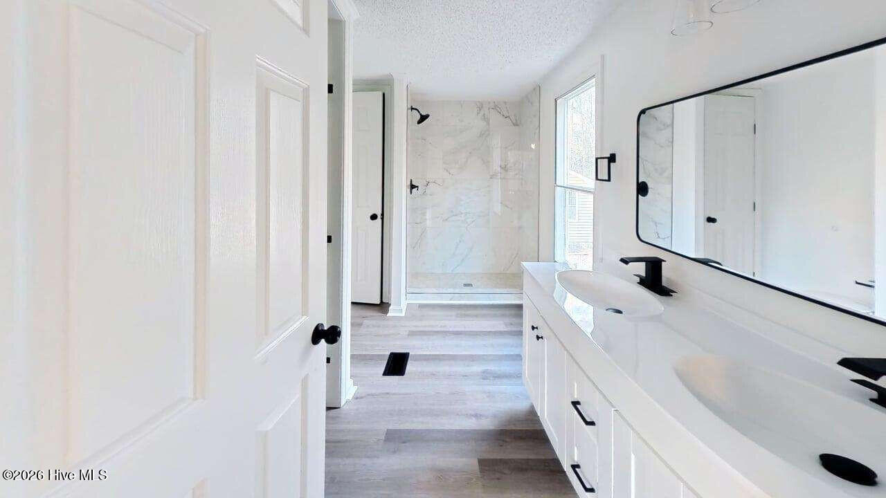 100554410 | Photo 14