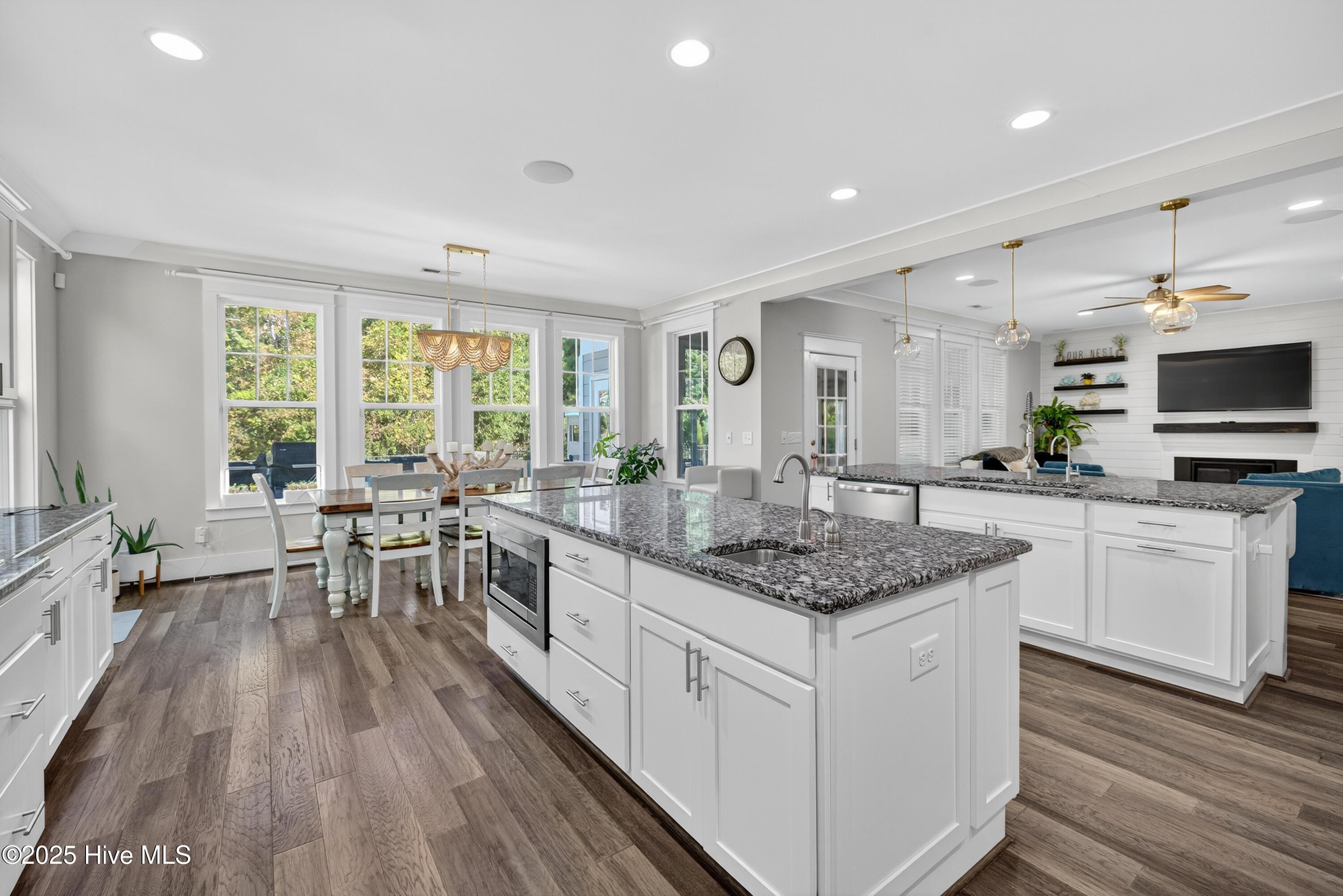 100540063 | Photo 15